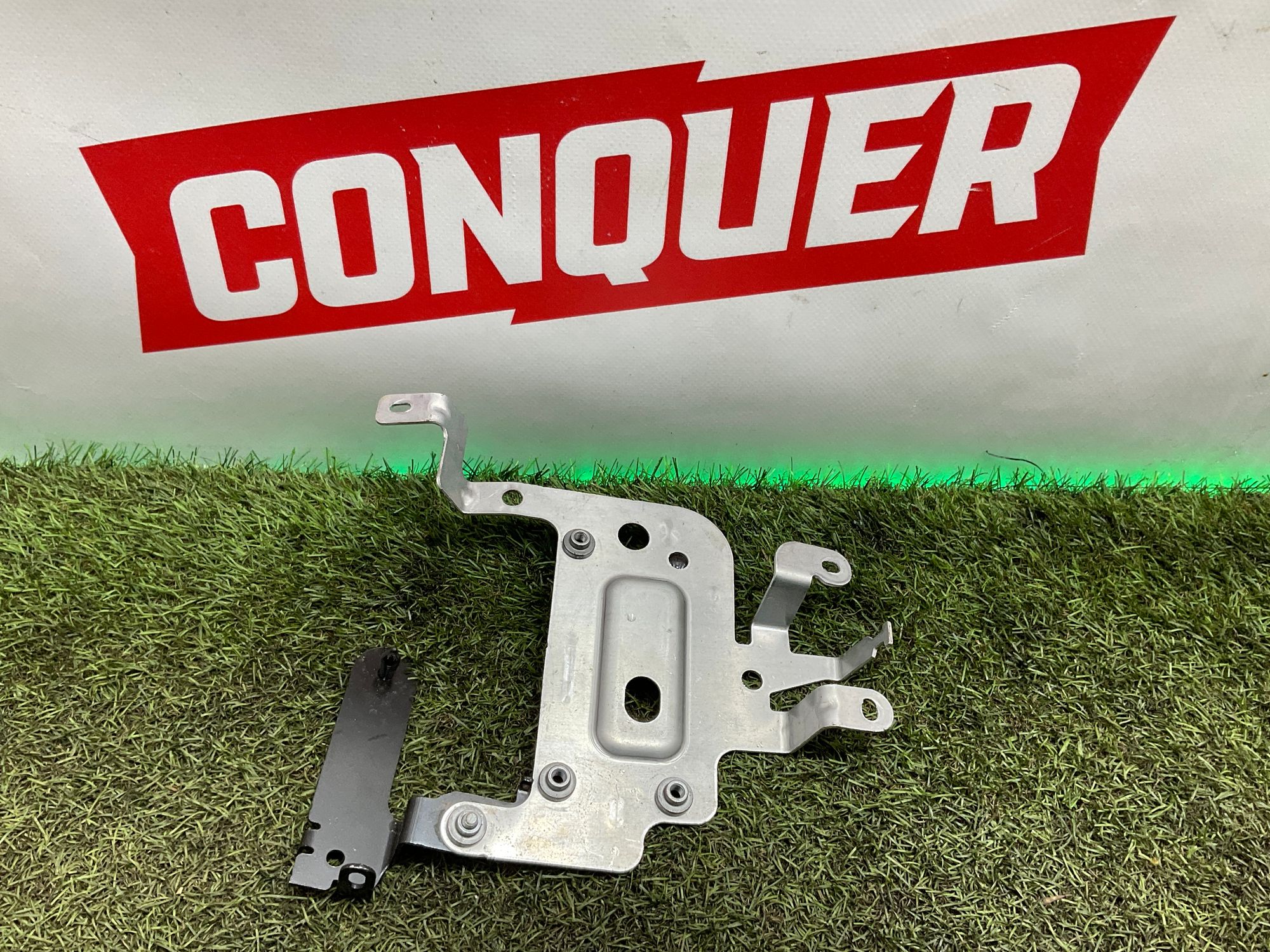 Кронштейн кузова передний левый Land Rover Defender II L663 2022, 2000 рублей, Москва