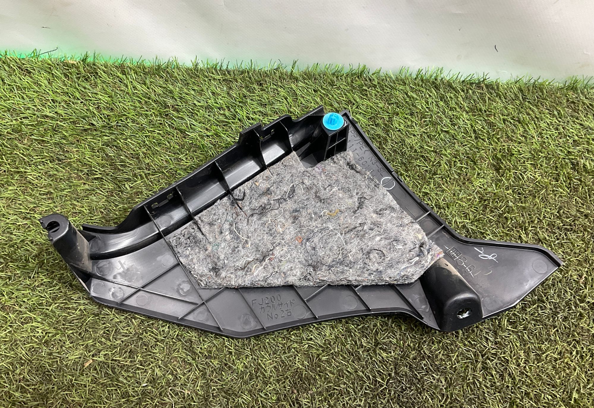 Накладка порога салона передняя правая Toyota Land Cruiser 200 рестайлинг 2 (2015—2023) 2017, 1000 рублей, Москва