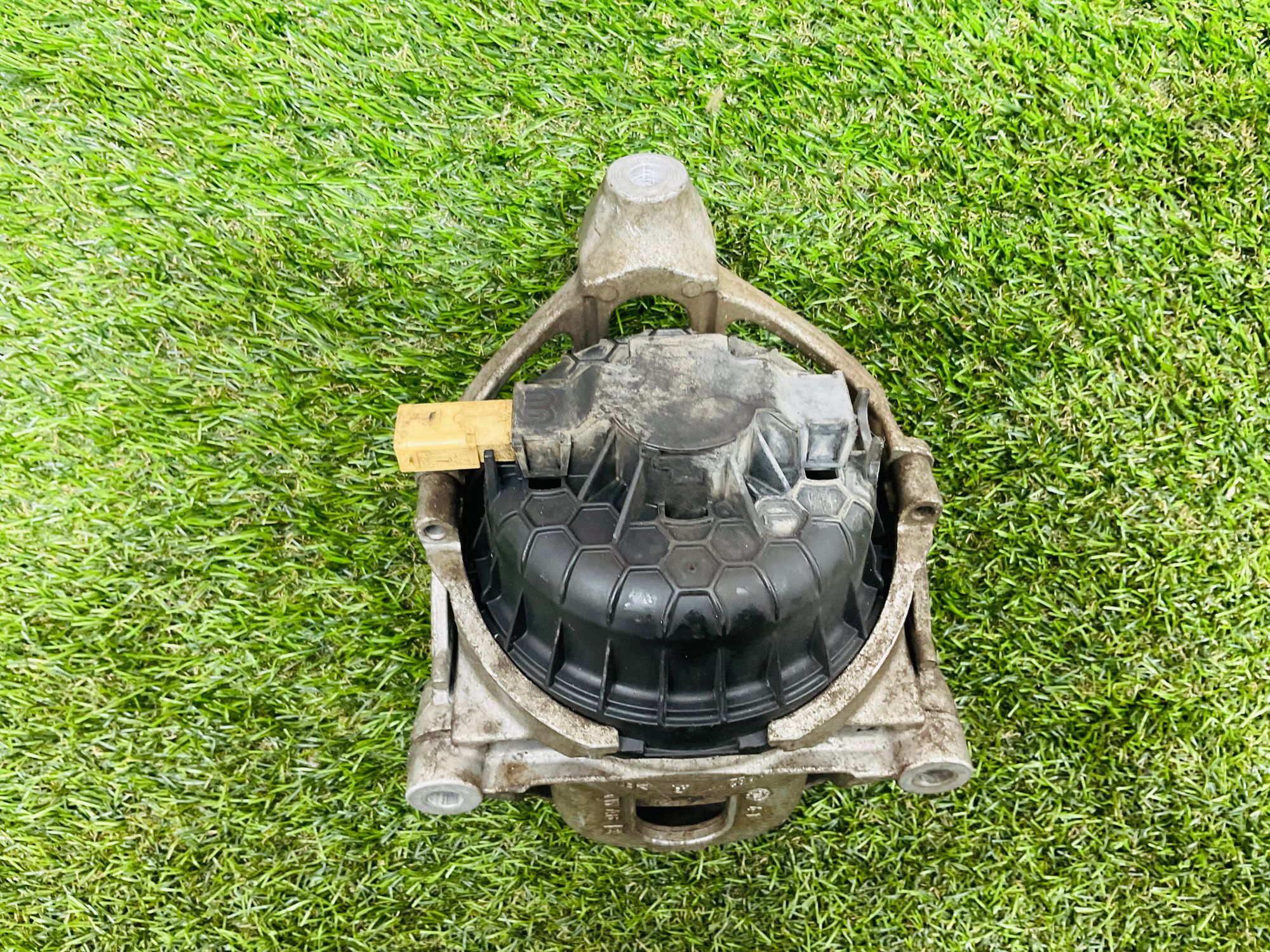 https://ycs.partsauto.market/partsauto-images/thmbs/userImages/h353NjtZg3VDP19b5HMt7LlpbQ93/part/82d8b207-673a-48cd-a4fc-771d9162c0ca_1786792793721.jpg