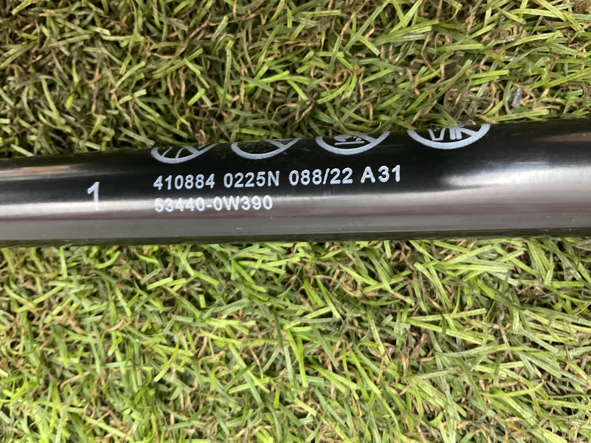 Амортизаторы капота Toyota Land Cruiser 300 (2021—2023) 2022, 5000 рублей, Москва