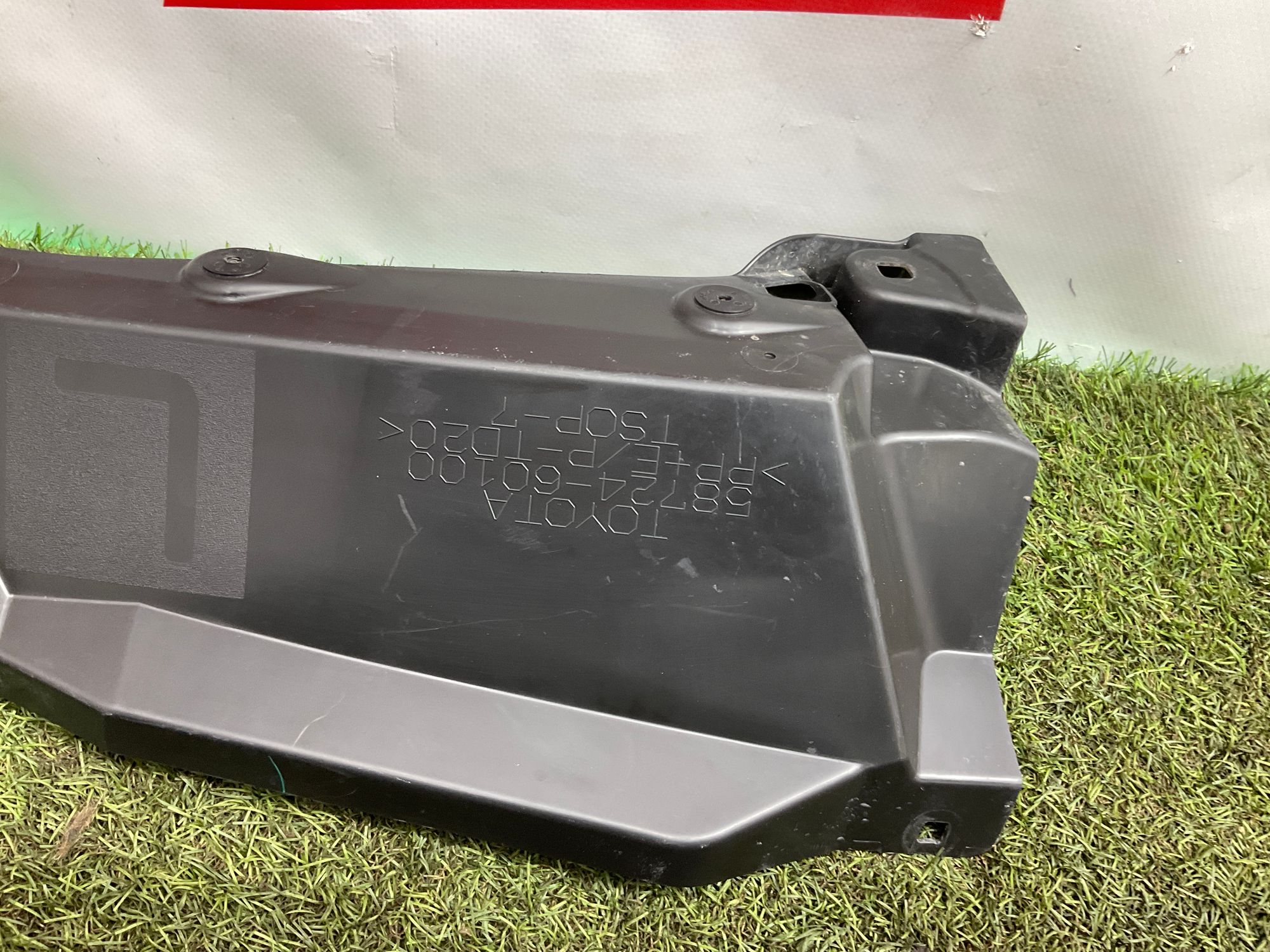 Накладка заднего бампера левая Toyota Land Cruiser 300 (2021—2023) 2022, 3000 рублей, Москва