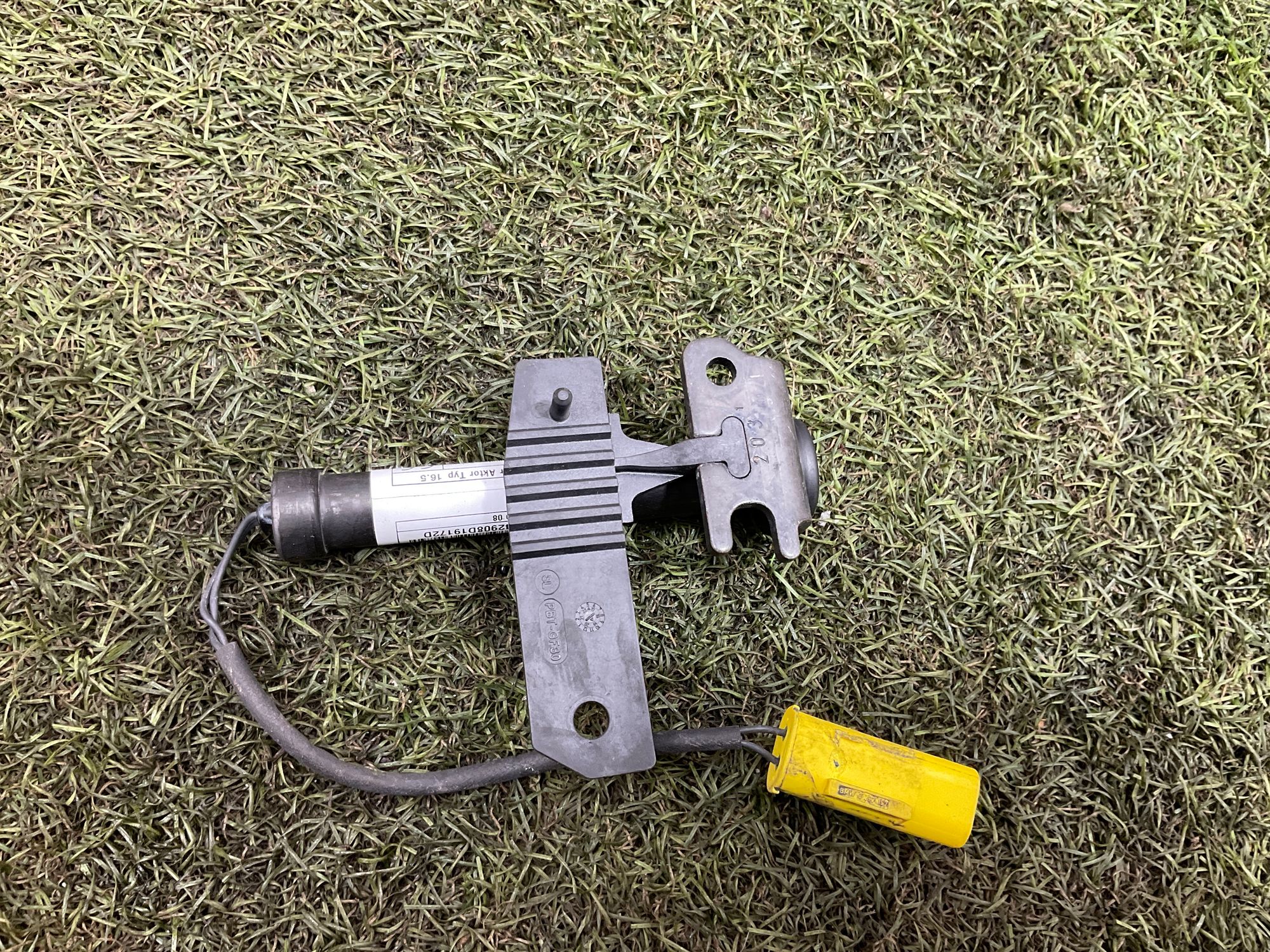 Пирапатрон левый петли капота BMW 3 серия, G20/G21 2022, 10000 рублей, Москва