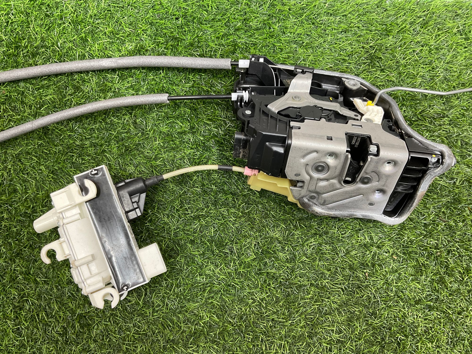 https://ycs.partsauto.market/partsauto-images/thmbs/userImages/h353NjtZg3VDP19b5HMt7LlpbQ93/part/8dec1dbb-0451-44e0-add6-8cbb8cf48983_1737448641002.jpg