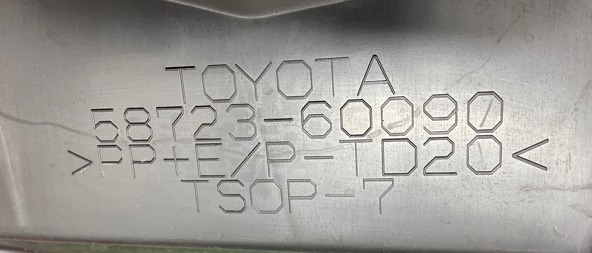 Накладка заднего бампера правая Toyota Land Cruiser 300 (2021—2023) 2022, 2500 рублей, Москва