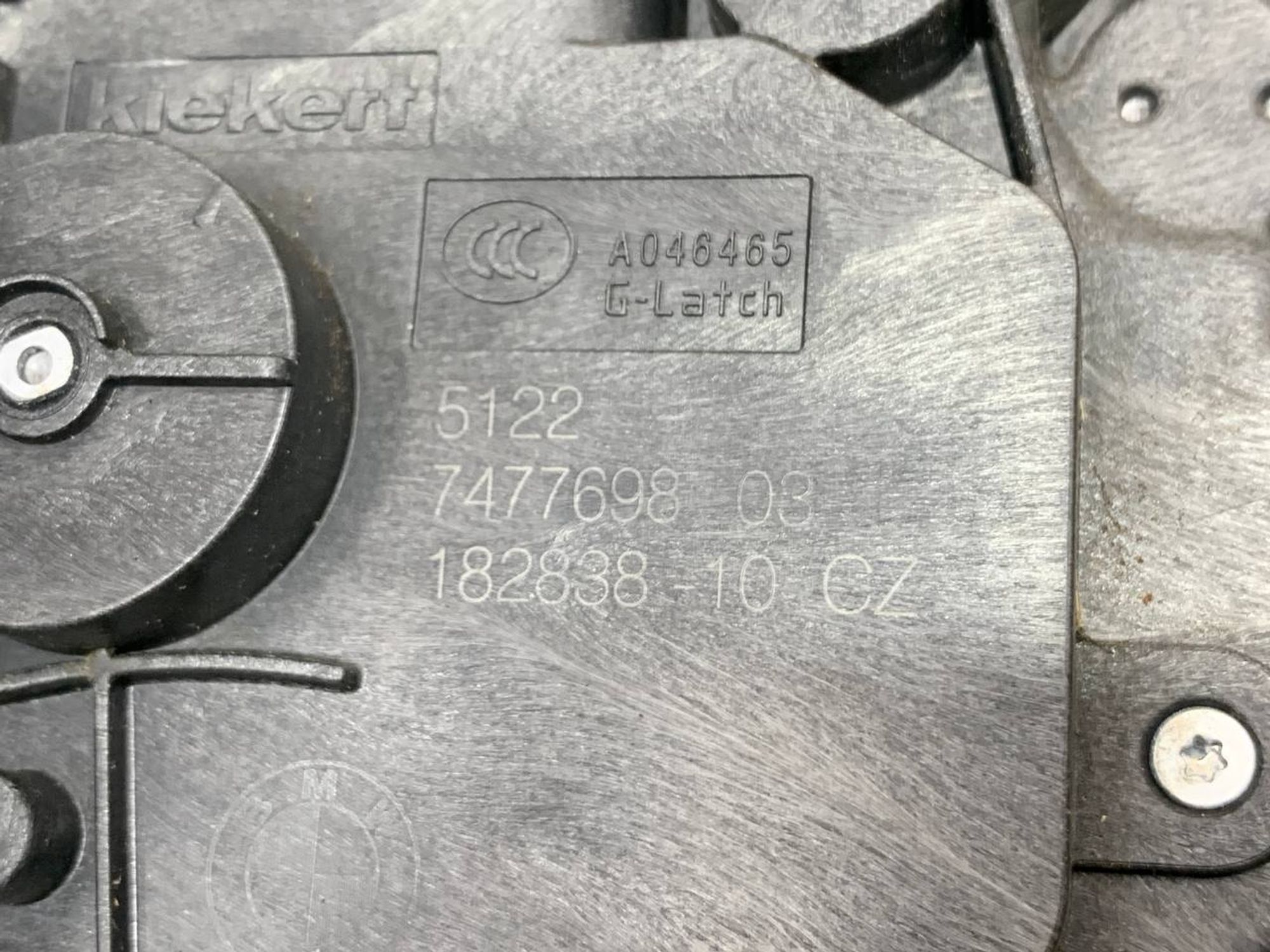 https://ycs.partsauto.market/partsauto-images/thmbs/userImages/h353NjtZg3VDP19b5HMt7LlpbQ93/part/93adb572-a759-47b9-a015-5e3007d82464_1718271637880.jpg