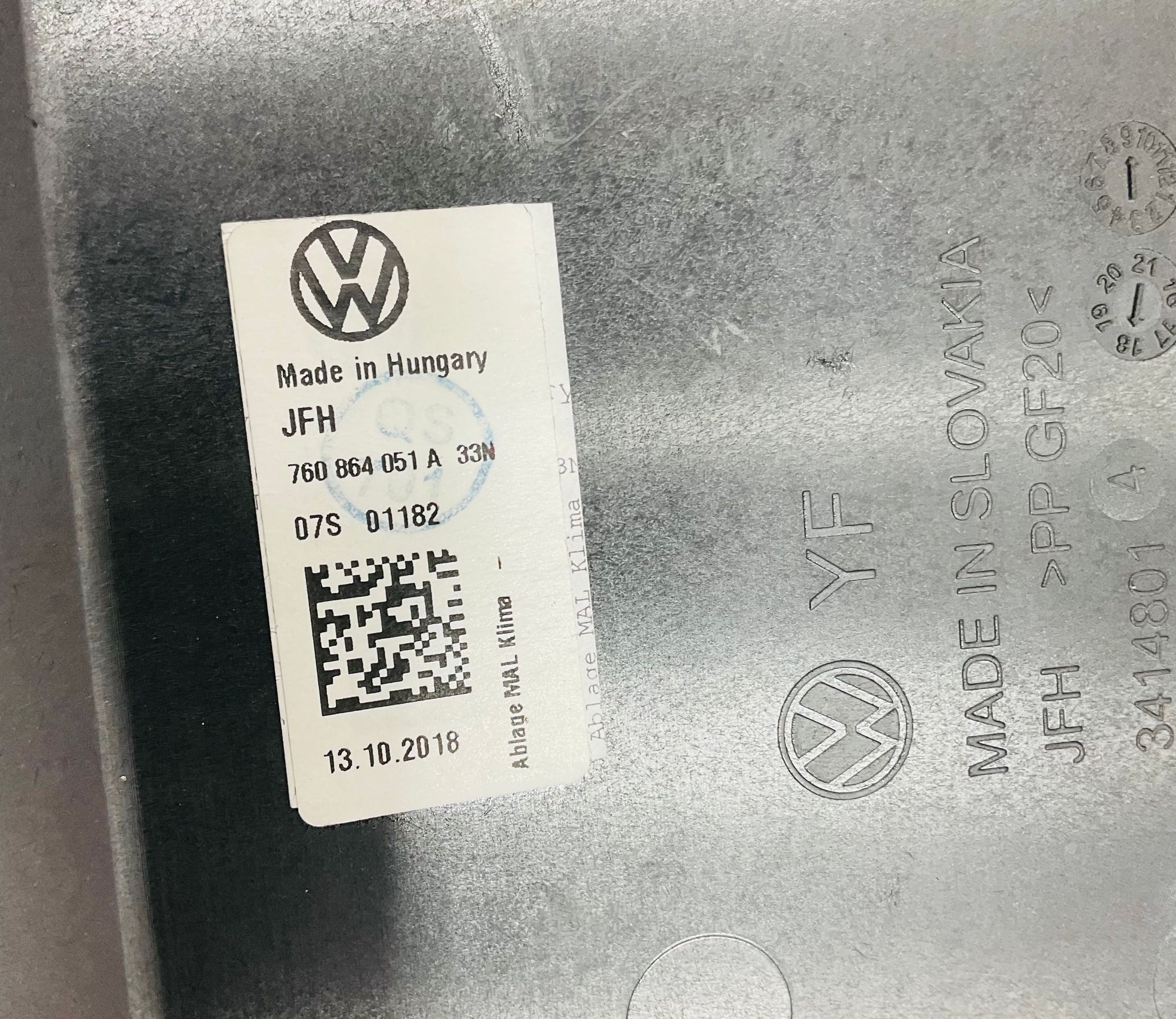 Ящик вещевой центральной консоли Volkswagen Touareg III (2018—2023) 2018, 500 рублей, Москва