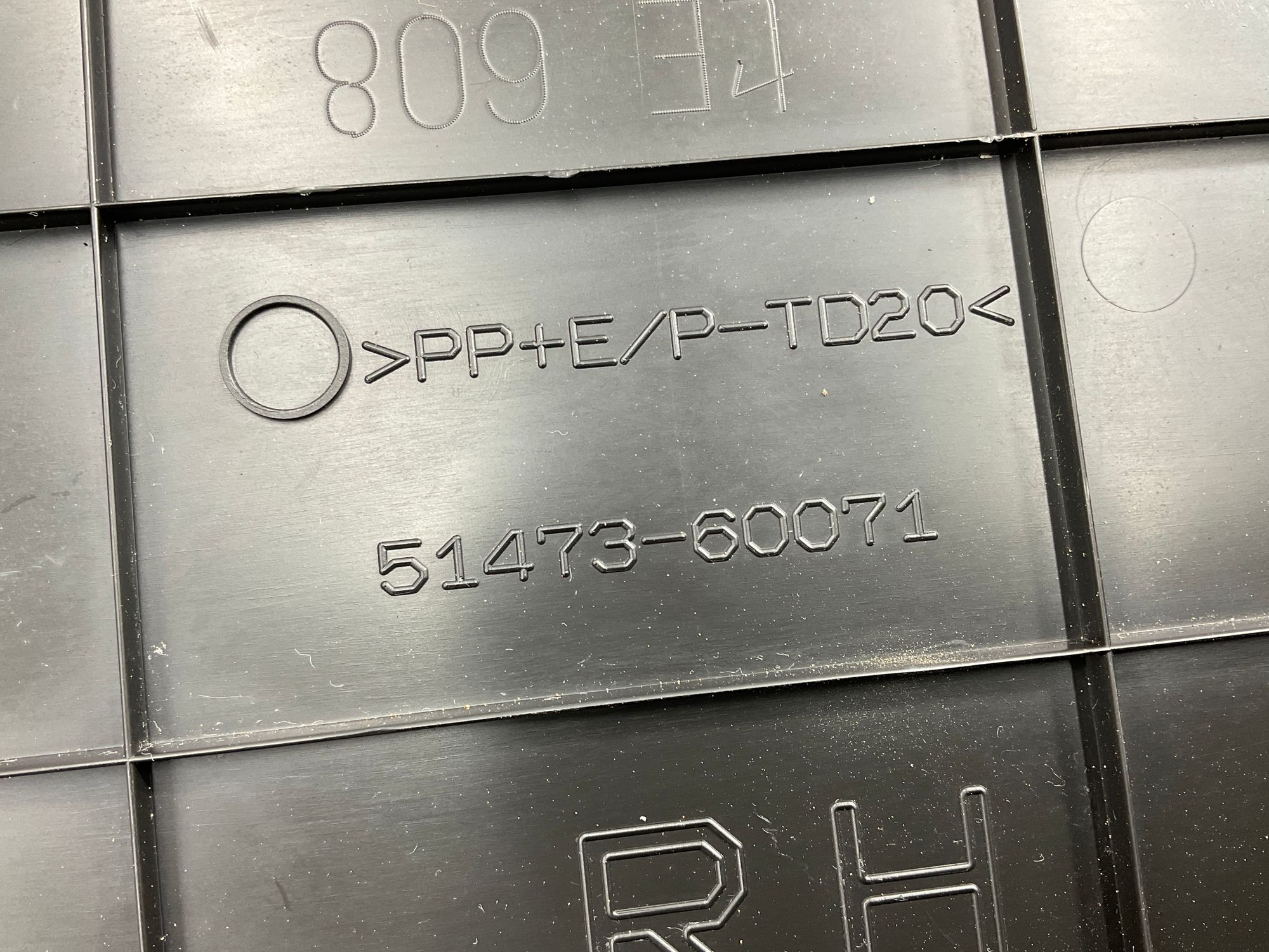 Крышка моторного отсека правая Toyota Land Cruiser 300 (2021—2023) 2022, 7000 рублей, Москва