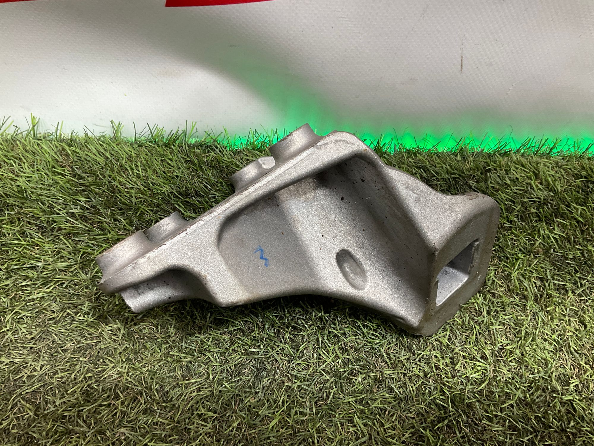 Кронштейн двигателя правый BMW M5, F90 2019, 8000 рублей, Москва