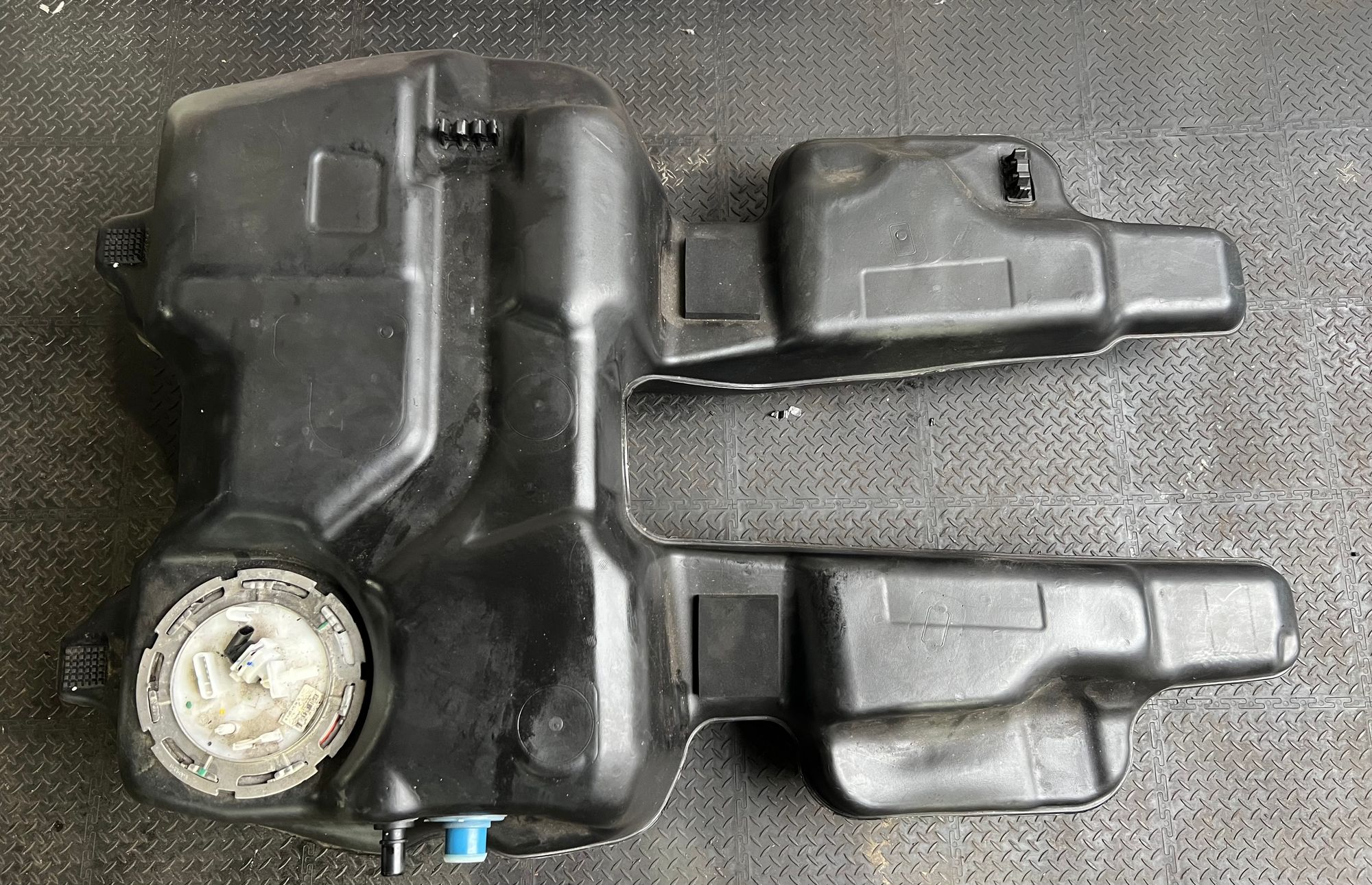 https://ycs.partsauto.market/partsauto-images/thmbs/userImages/h353NjtZg3VDP19b5HMt7LlpbQ93/part/aac6ea52-fdbd-4e7b-98a2-bb9d9ca1ec9d_1741873310836.jpg