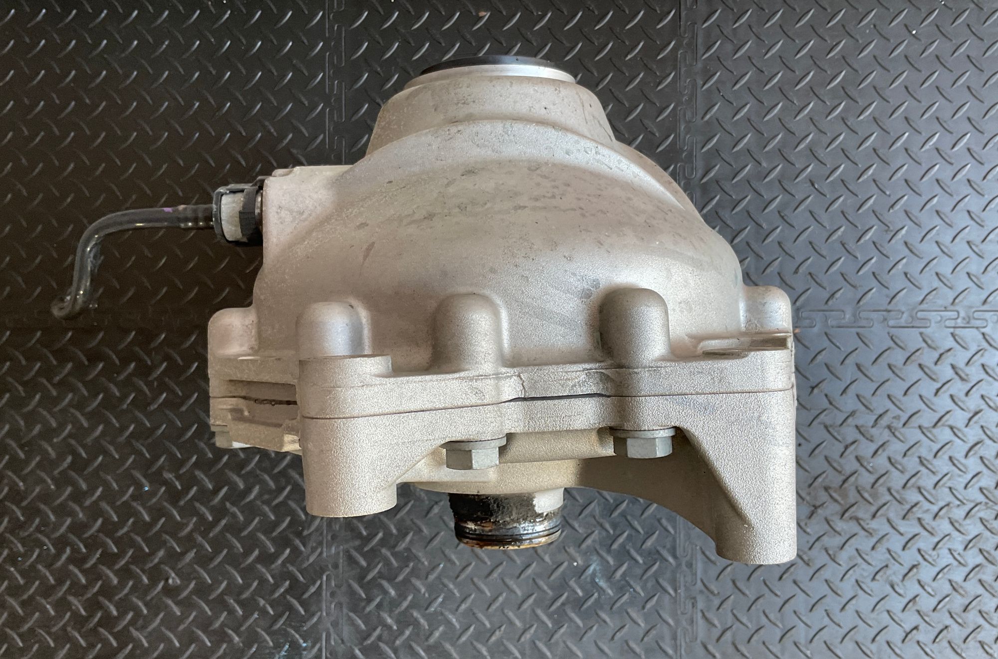 https://ycs.partsauto.market/partsauto-images/thmbs/userImages/h353NjtZg3VDP19b5HMt7LlpbQ93/part/ac614fbf-b1df-4c78-90cb-3d0b639d06b2_1745566357392.jpg