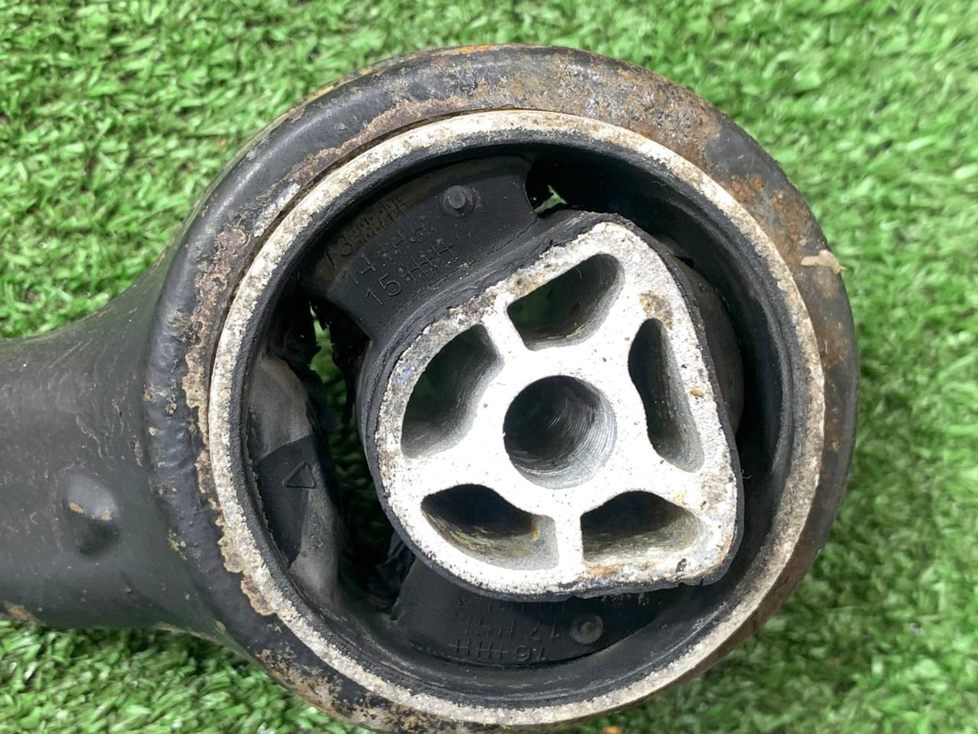https://ycs.partsauto.market/partsauto-images/thmbs/userImages/h353NjtZg3VDP19b5HMt7LlpbQ93/part/b1dae79c-f496-4da0-820e-61a9112afe4c_1727696821001.jpg