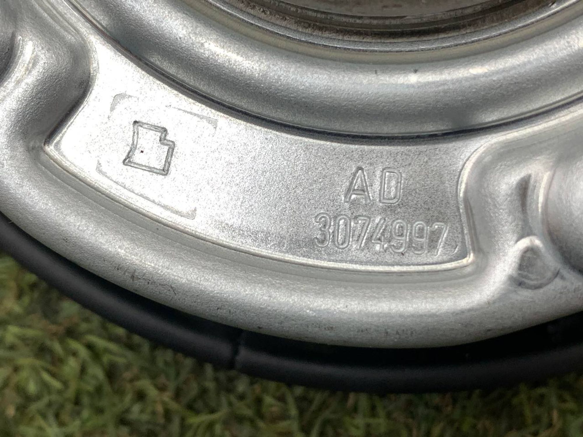 https://ycs.partsauto.market/partsauto-images/thmbs/userImages/h353NjtZg3VDP19b5HMt7LlpbQ93/part/b42e261b-5f40-44bd-873b-fb1fe5308d2c_1717775197808.jpg