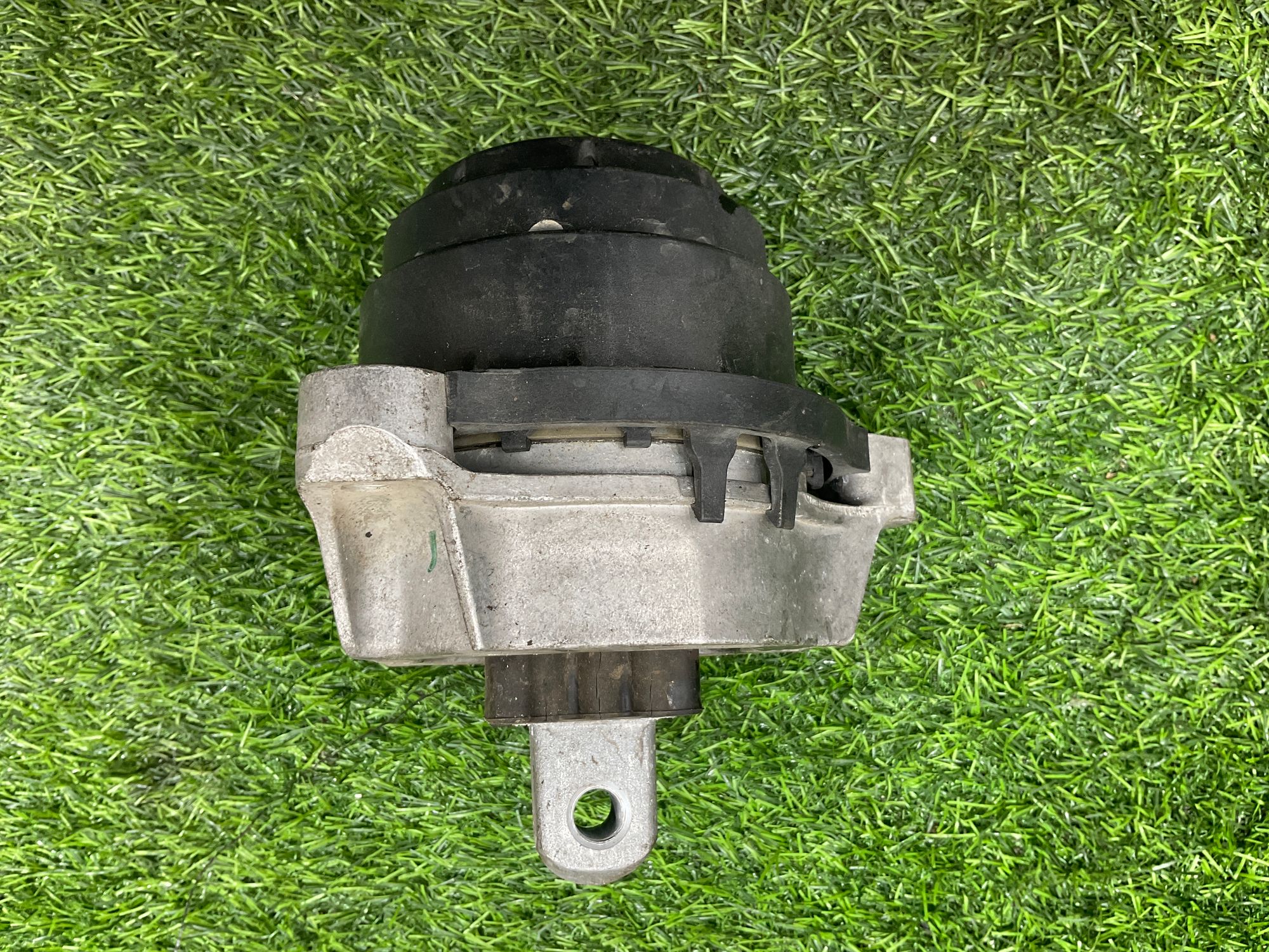 https://ycs.partsauto.market/partsauto-images/thmbs/userImages/h353NjtZg3VDP19b5HMt7LlpbQ93/part/b54d8d5b-d1a2-438c-8b8e-33f980a1d9a7_1733845313852.jpg