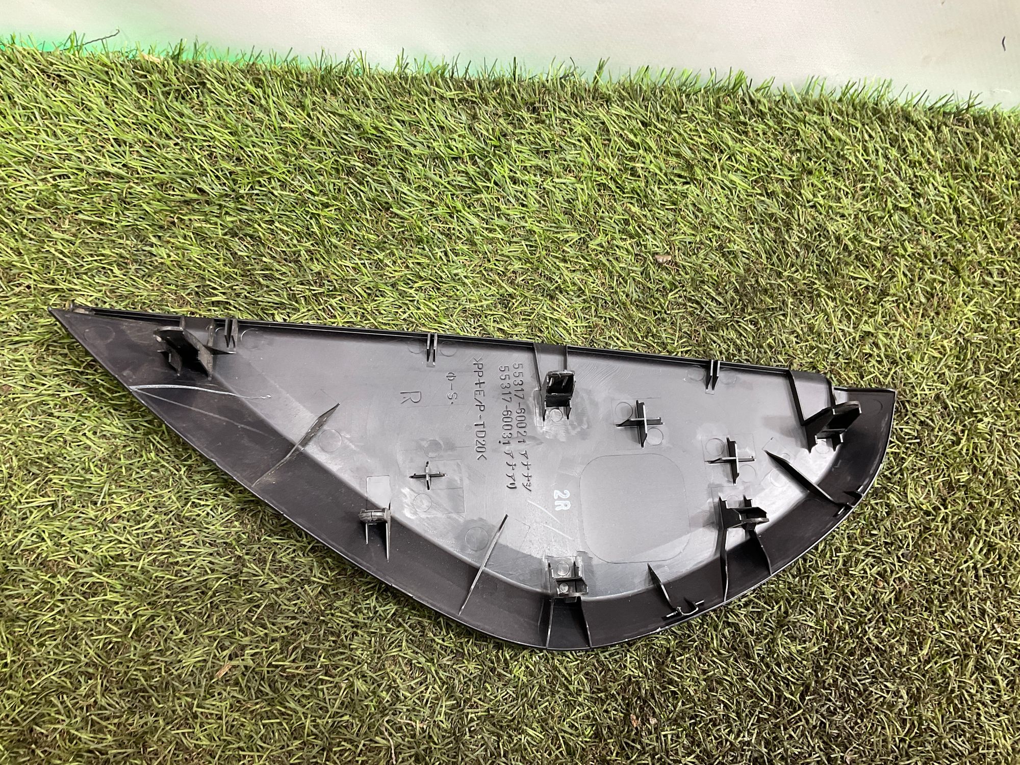 Накладка торпедо правая Toyota Land Cruiser 200 рестайлинг 2 (2015—2023) 2017, 1000 рублей, Москва