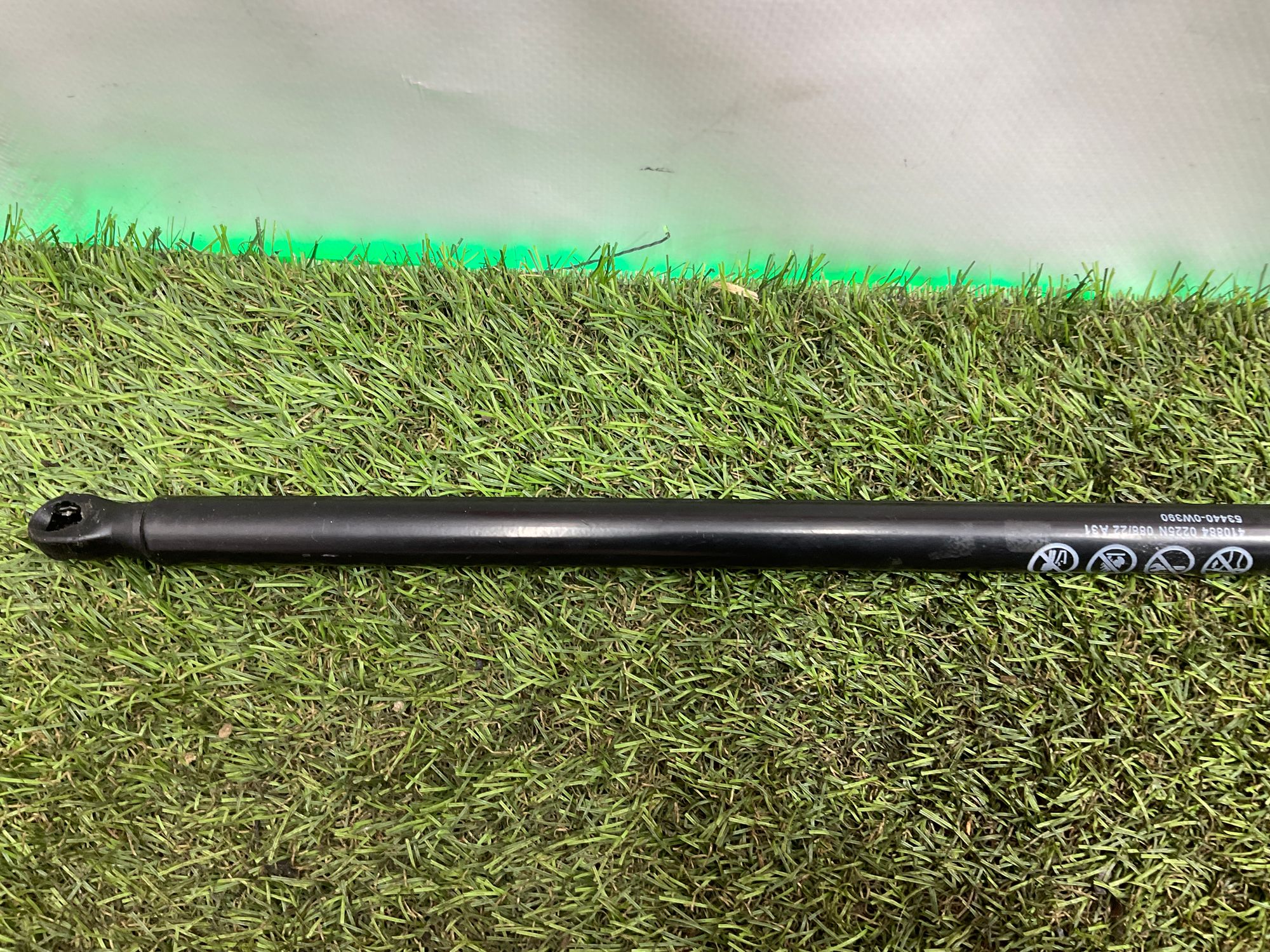 Амортизаторы капота Toyota Land Cruiser 300 (2021—2023) 2022, 5000 рублей, Москва