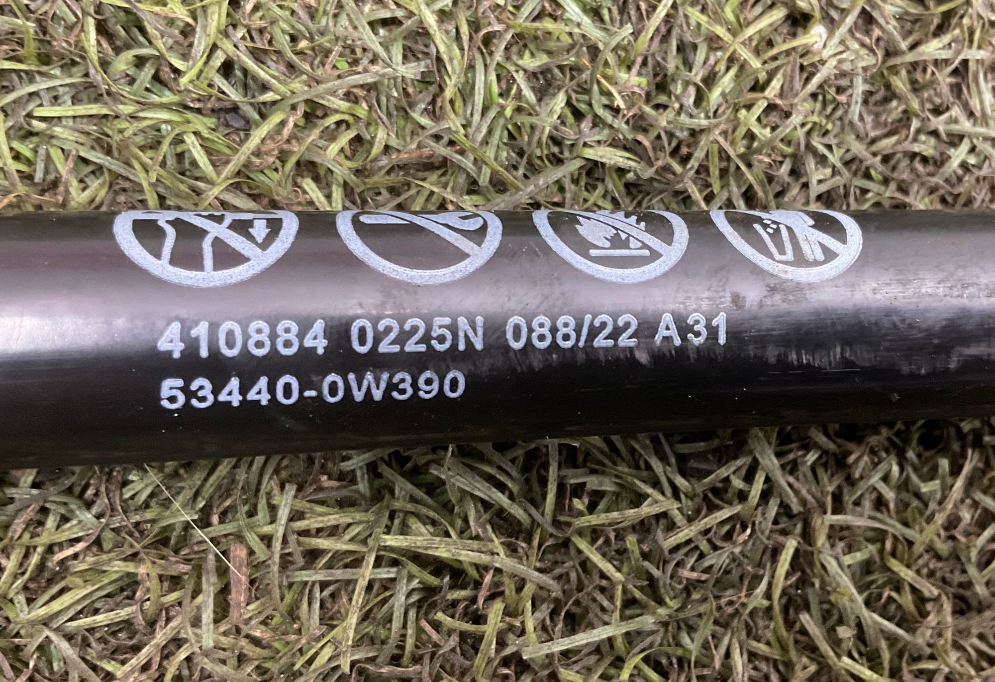 Амортизаторы капота Toyota Land Cruiser 300 (2021—2023) 2022, 5000 рублей, Москва