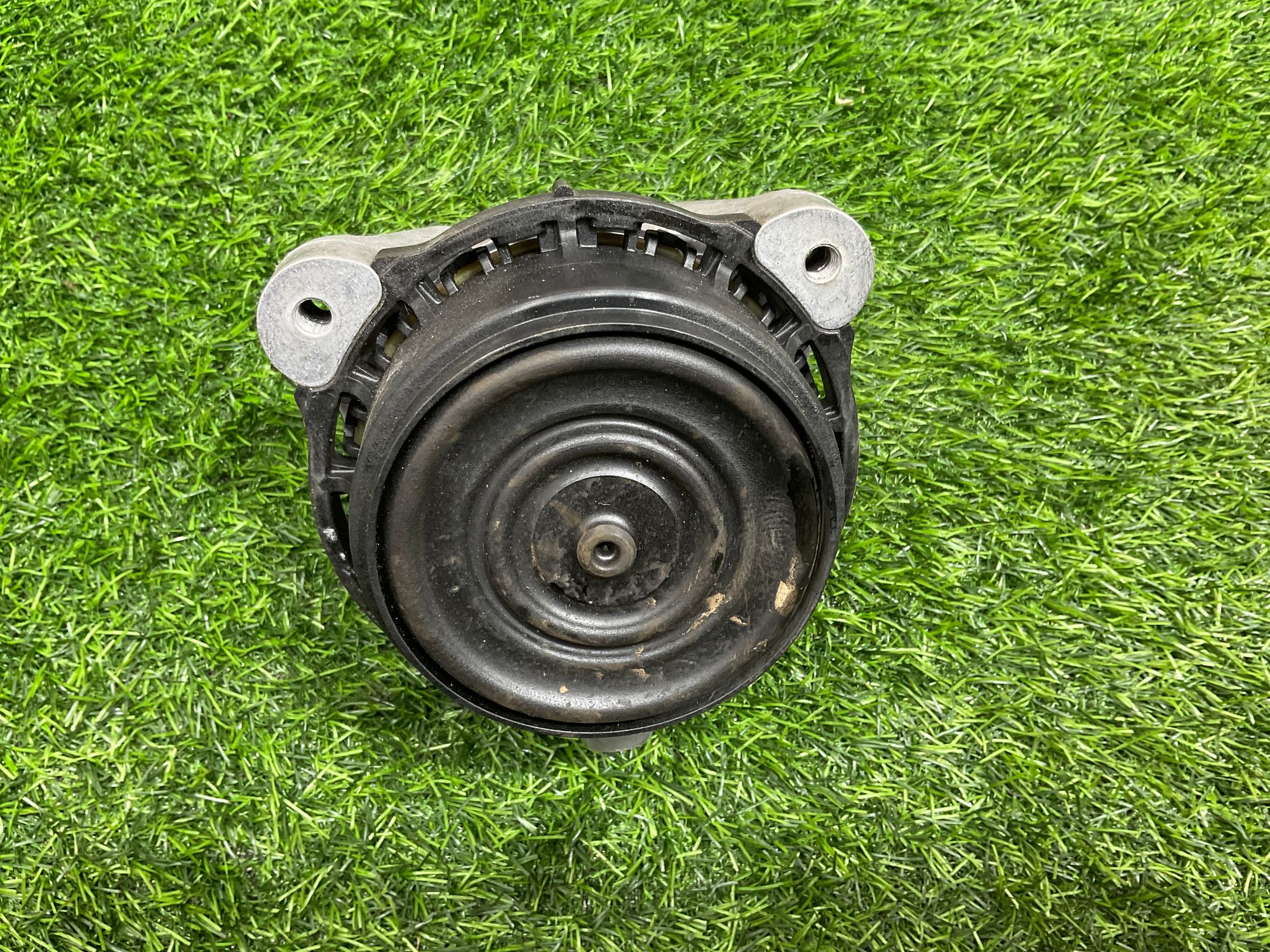 https://ycs.partsauto.market/partsauto-images/thmbs/userImages/h353NjtZg3VDP19b5HMt7LlpbQ93/part/bf50ef6e-e568-47b7-99f4-5a9e1c660826_1734078218545.jpg