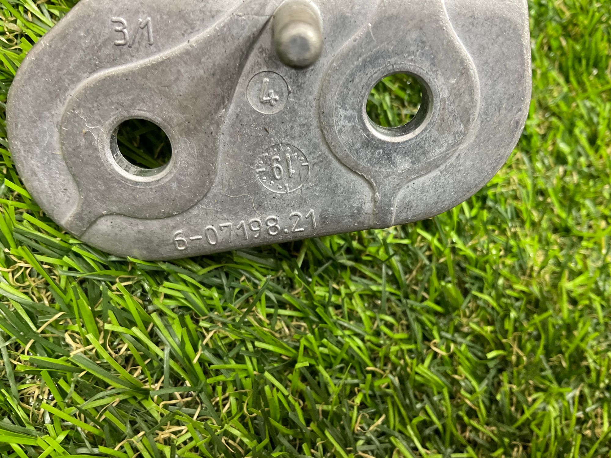 https://ycs.partsauto.market/partsauto-images/thmbs/userImages/h353NjtZg3VDP19b5HMt7LlpbQ93/part/bfd79f12-40d2-45a4-a06c-6e415e6ac30f_1781517581452.jpg