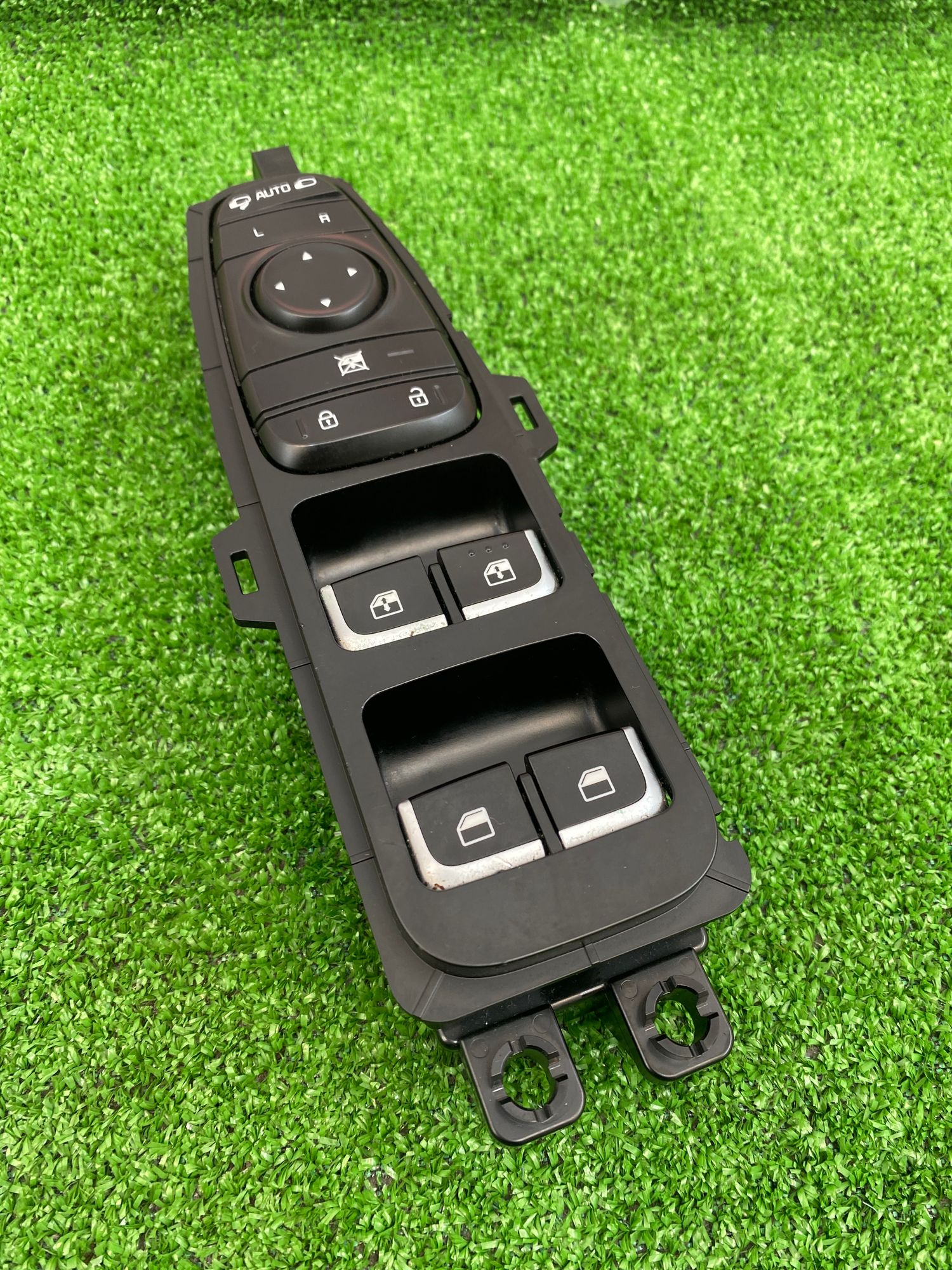https://ycs.partsauto.market/partsauto-images/thmbs/userImages/h353NjtZg3VDP19b5HMt7LlpbQ93/part/bfe0aabf-5d77-4f26-92dc-62e0656df34c_1741430778957.jpg