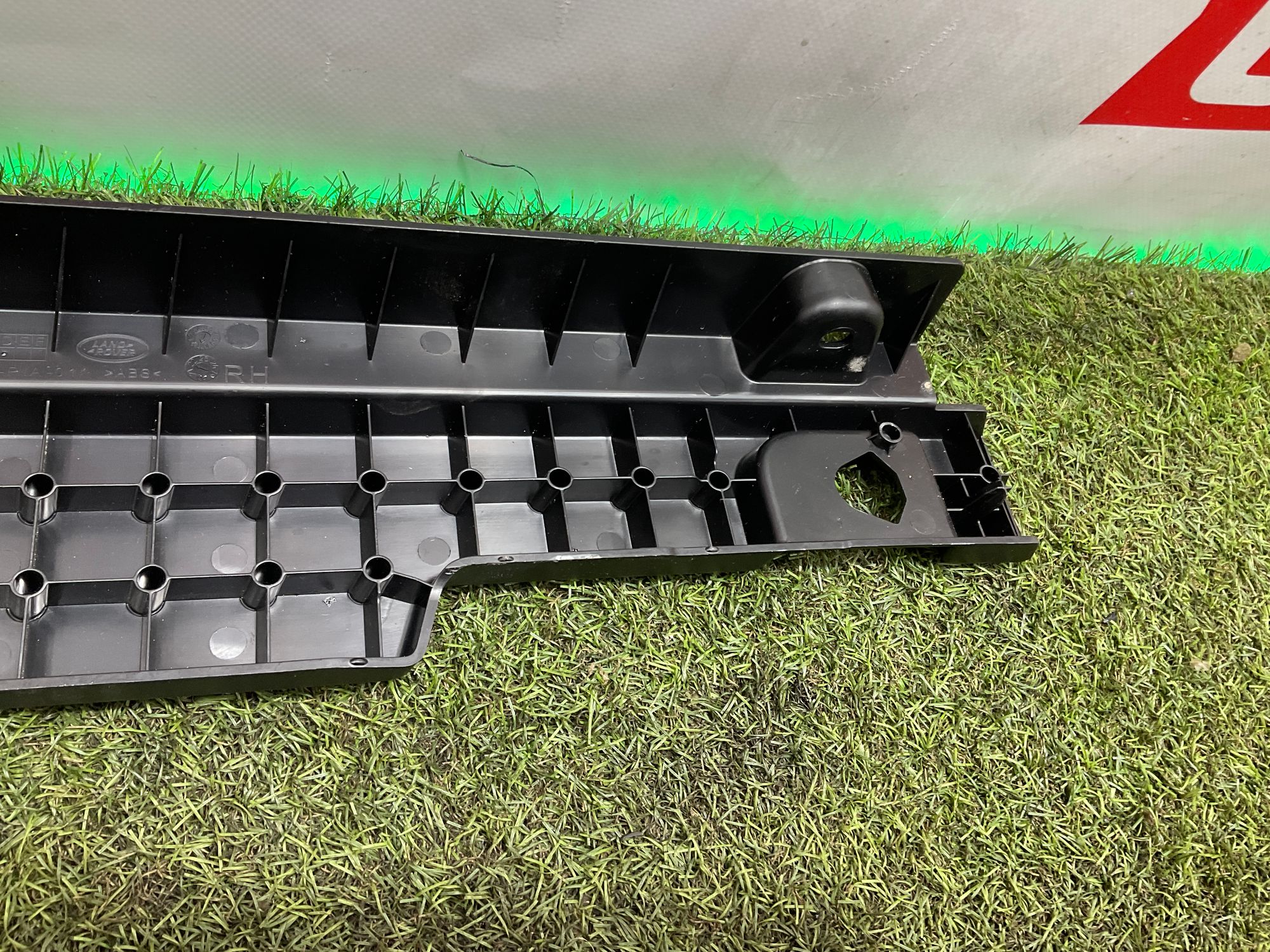 Накладка багажника нижняя правая Land Rover Defender II L663 2022, 2500 рублей, Москва