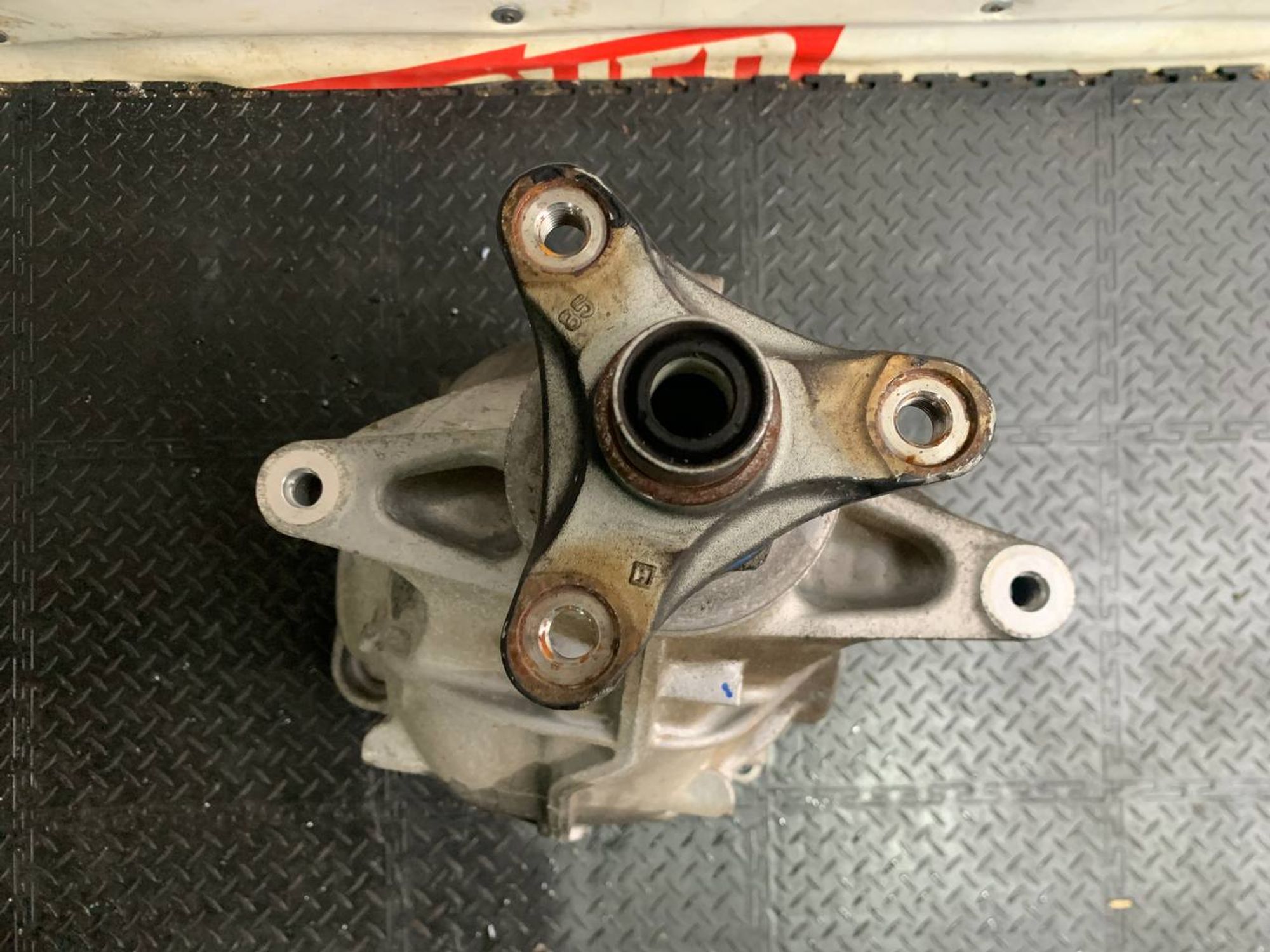 https://ycs.partsauto.market/partsauto-images/thmbs/userImages/h353NjtZg3VDP19b5HMt7LlpbQ93/part/c1355528-36f6-4b7b-9b5e-e30d63a9db97_1732179830152.jpg