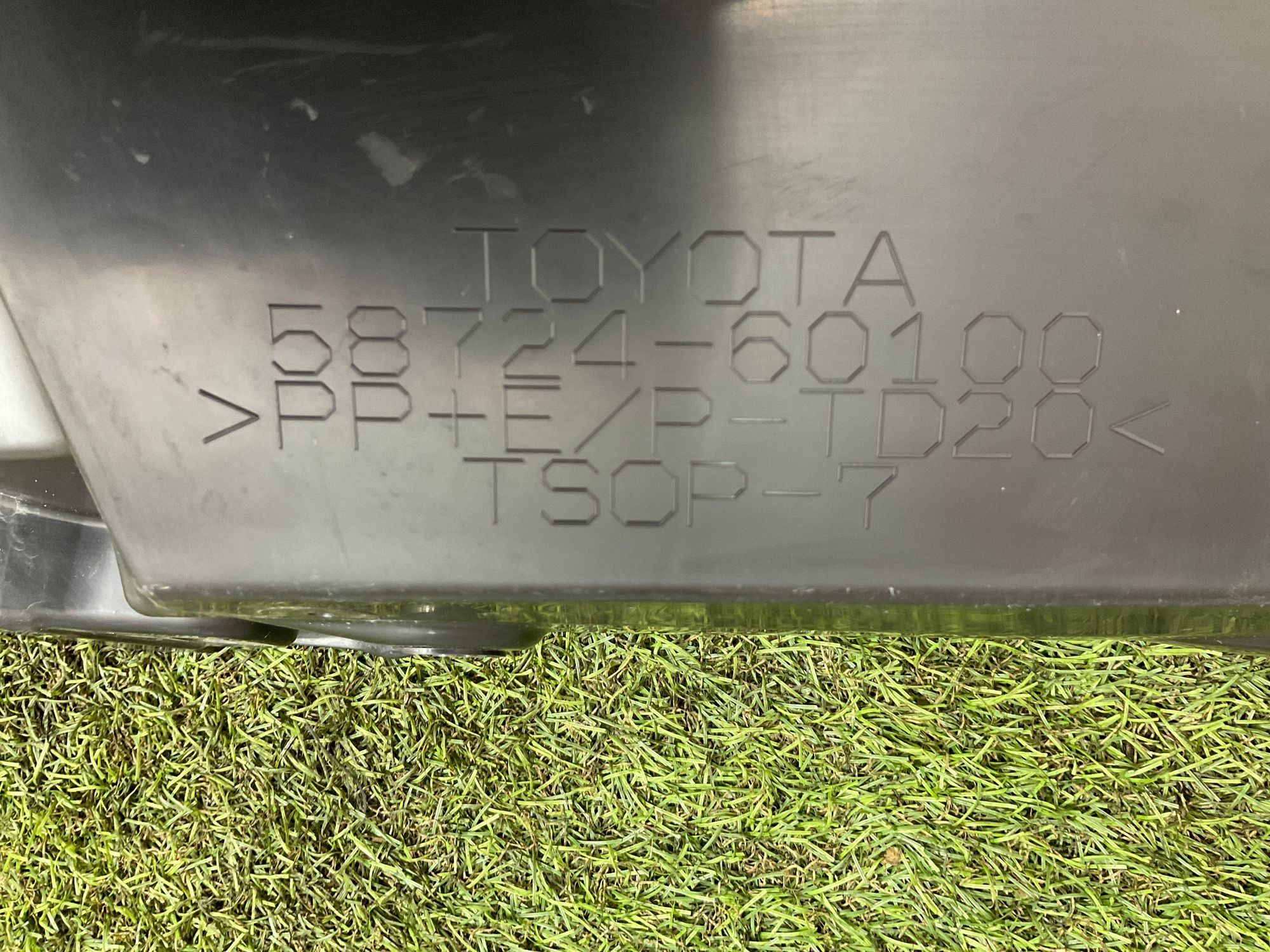 Накладка заднего бампера левая Toyota Land Cruiser 300 (2021—2023) 2022, 3000 рублей, Москва