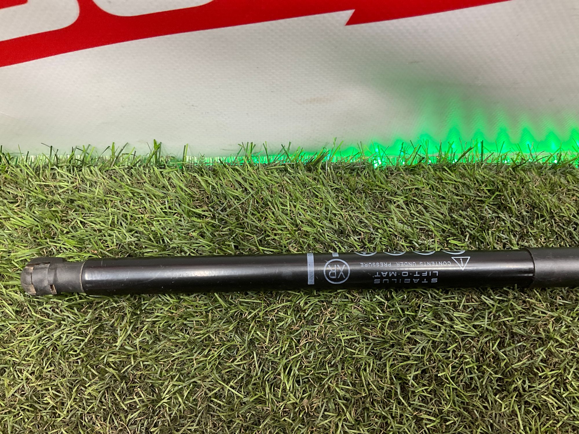 Амортизатор крышки багажника Toyota Land Cruiser 200 (2007—2012) 2012, 3000 рублей, Москва