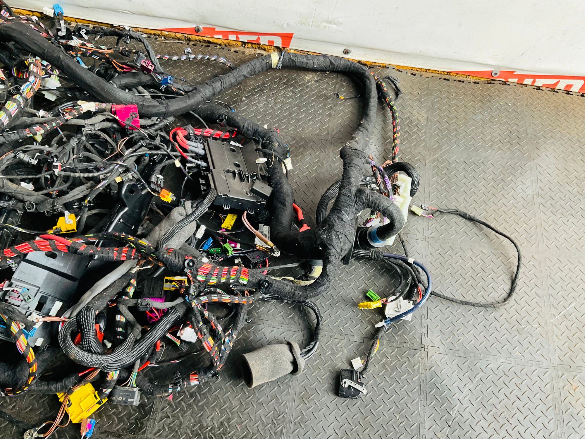https://ycs.partsauto.market/partsauto-images/thmbs/userImages/h353NjtZg3VDP19b5HMt7LlpbQ93/part/c5a914bd-504a-4c47-9cc6-4c2291b78371_1789386233120.jpg