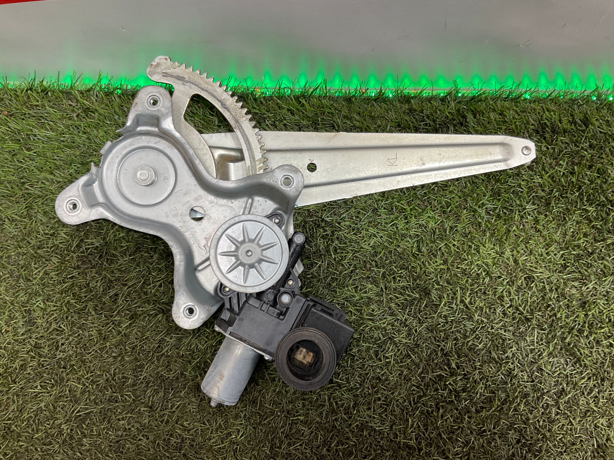 Стеклоподъемник задней левой двери Toyota Land Cruiser 200 рестайлинг 2 (2015—2023) 2017, 4000 рублей, Москва