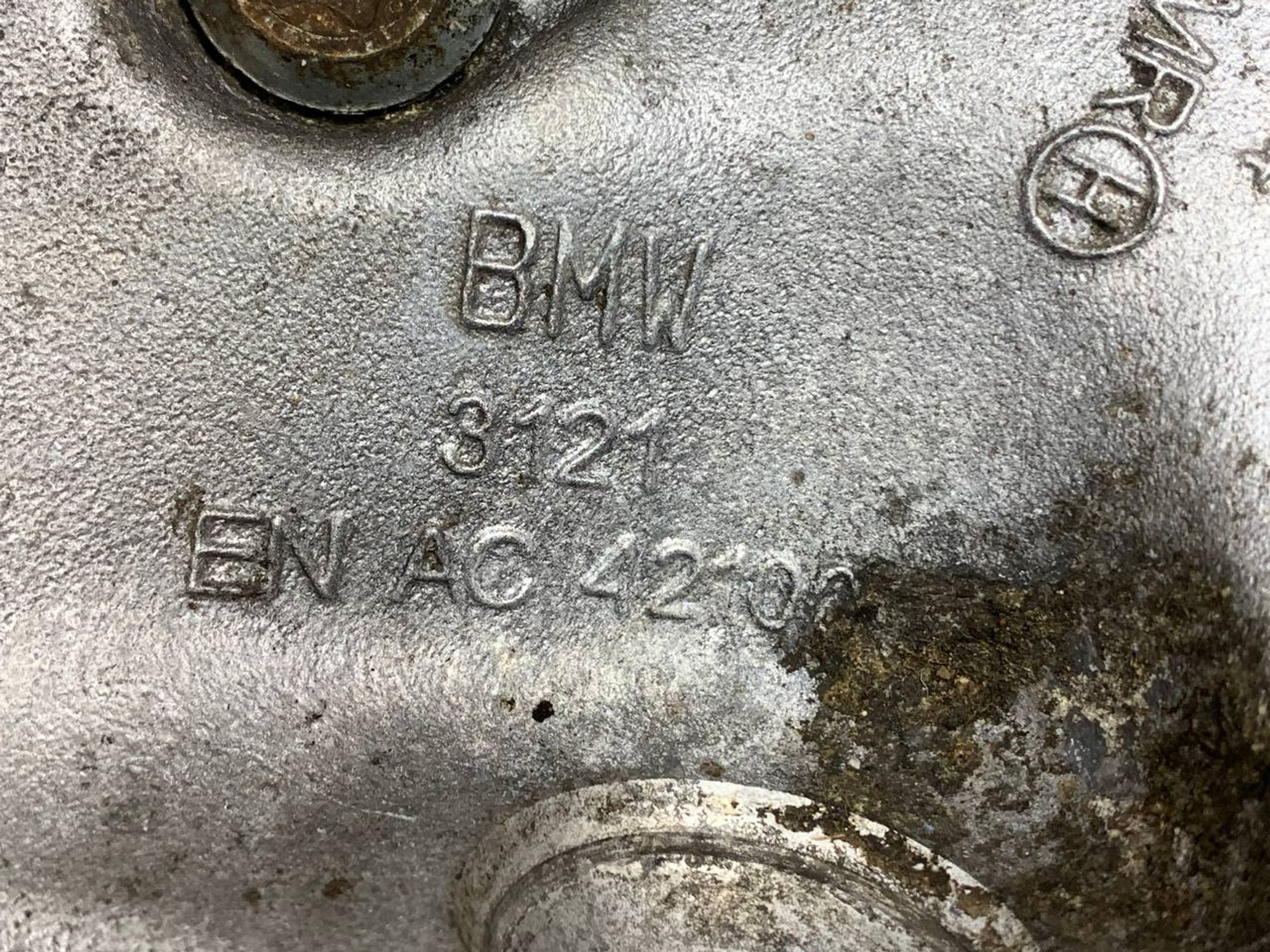 https://ycs.partsauto.market/partsauto-images/thmbs/userImages/h353NjtZg3VDP19b5HMt7LlpbQ93/part/c863bedf-11c7-4c4d-8097-a013ddd90137_1715849838868.jpg