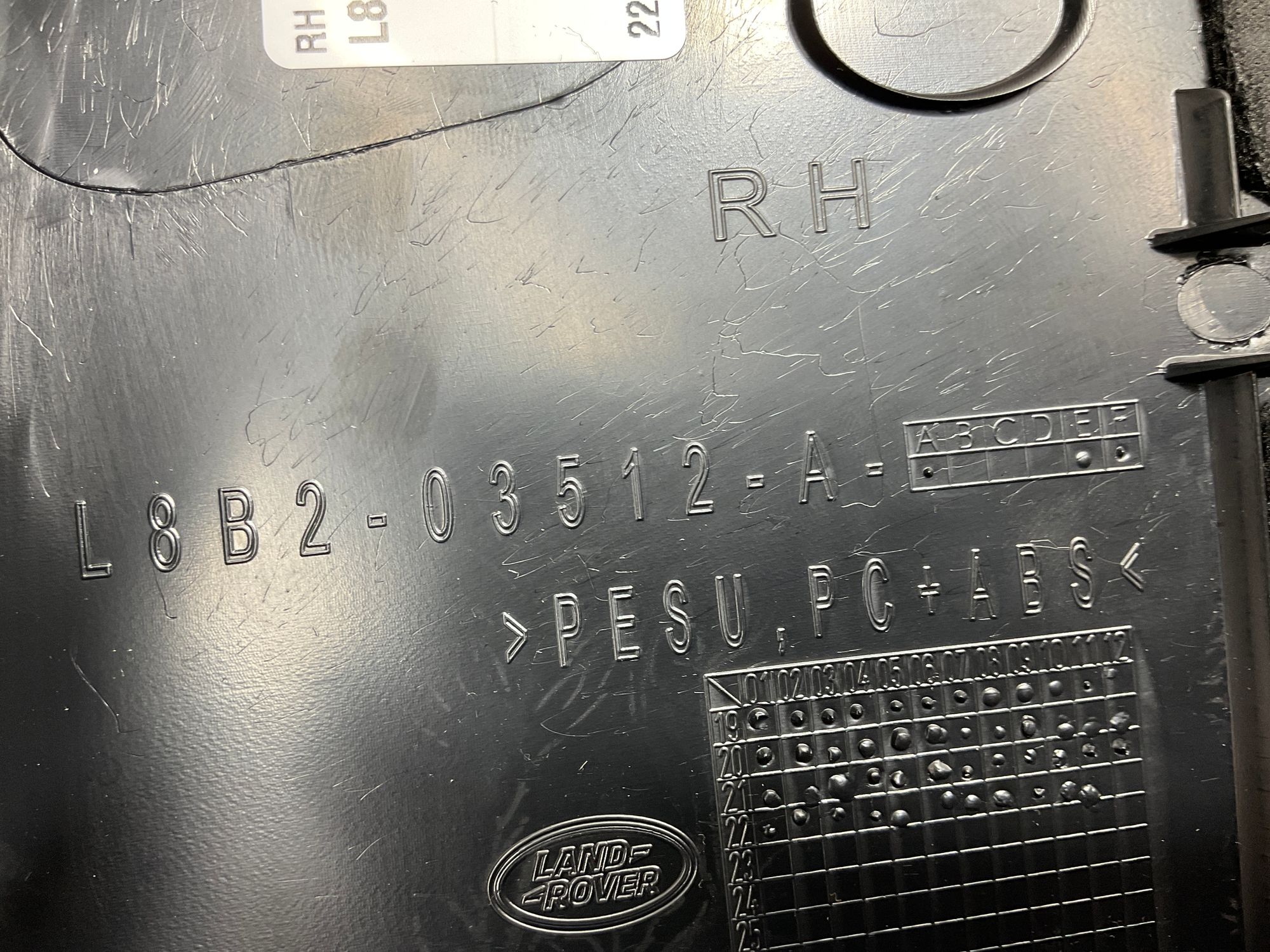 Накладка передней стойки салона правая Land Rover Defender II L663 2022, 9000 рублей, Москва