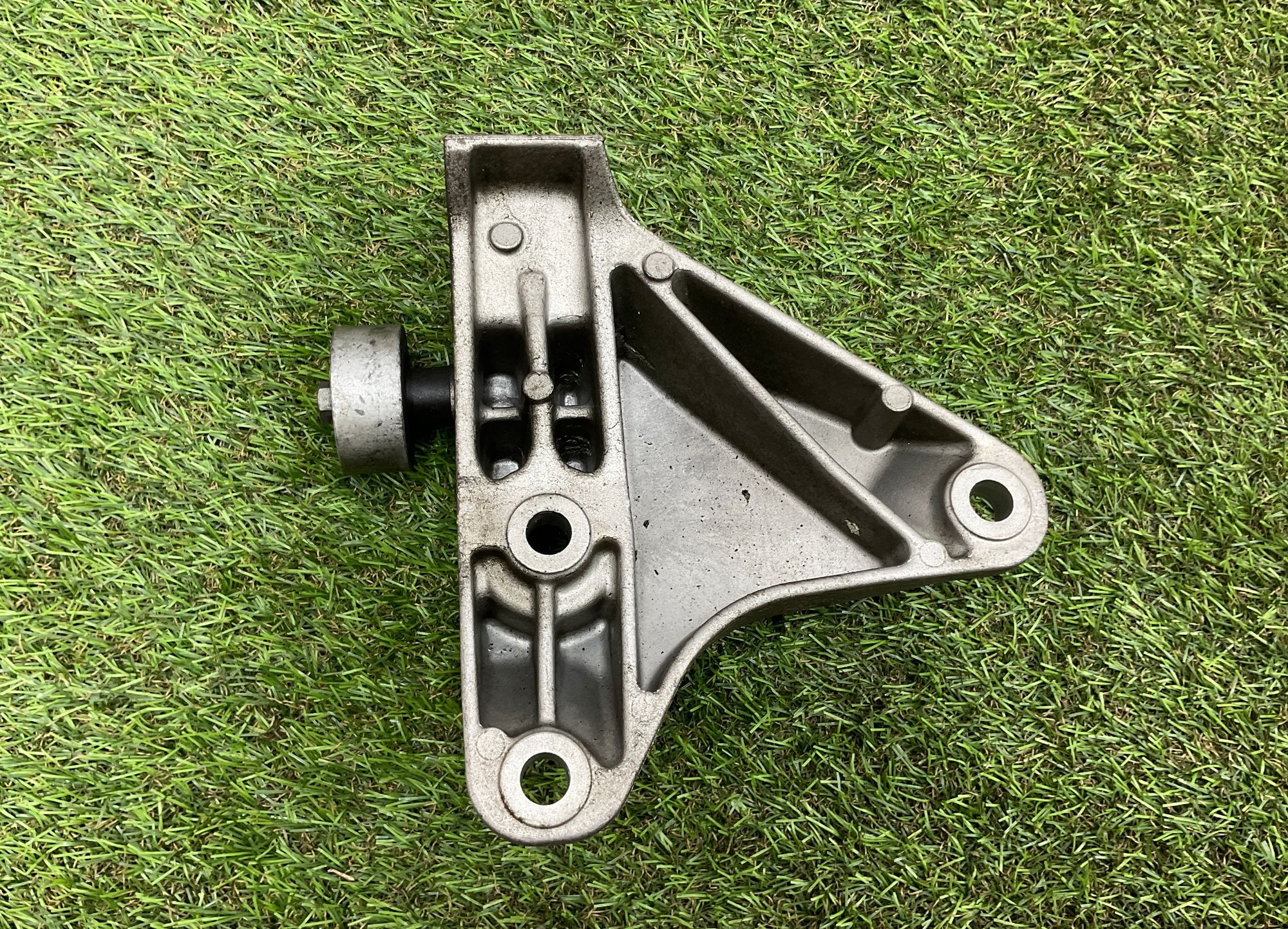 Опора двигателя левая BMW 5 серия, F10/F11/F07 рестайлинг, 1000 рублей, Москва