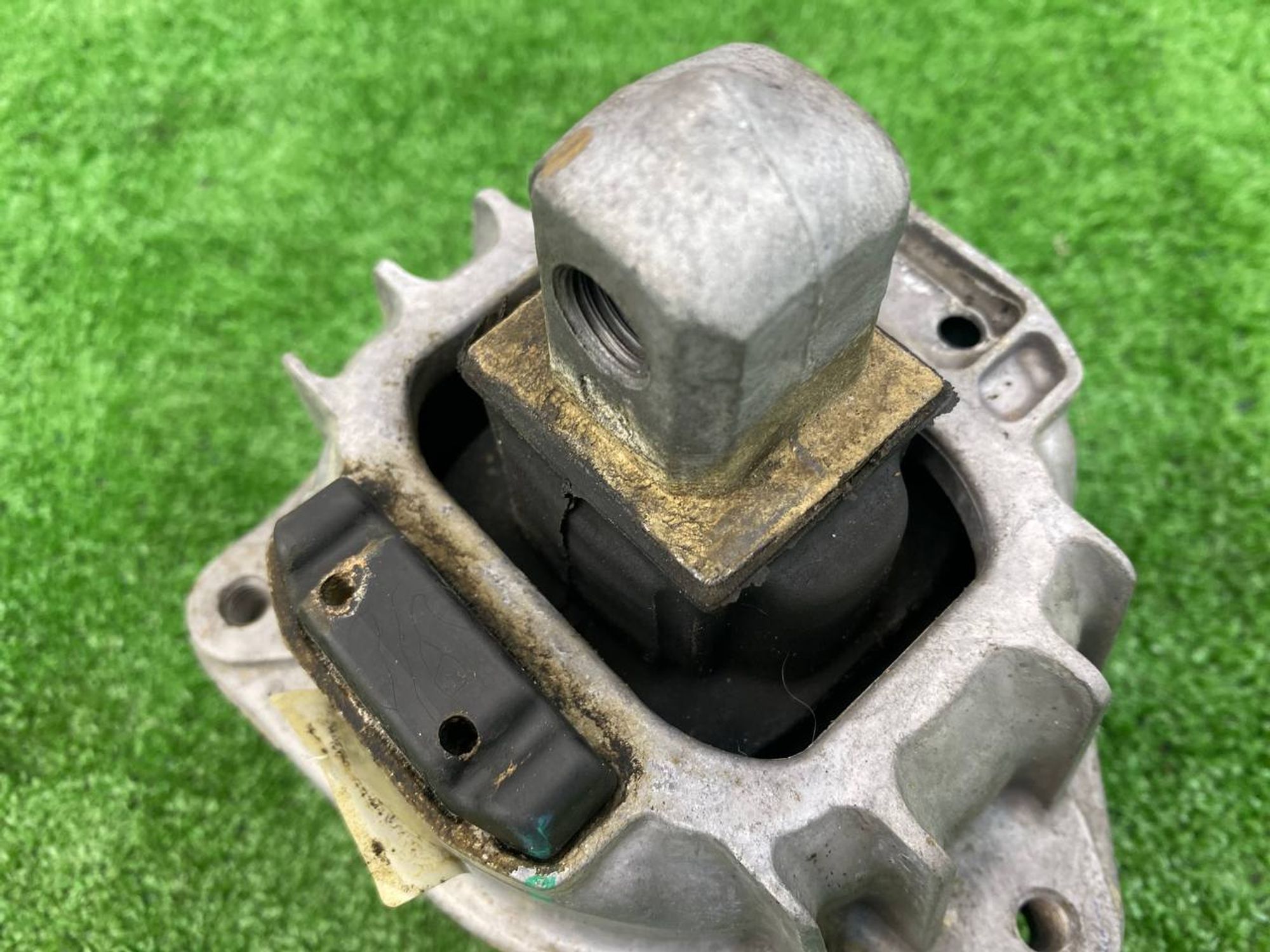 https://ycs.partsauto.market/partsauto-images/thmbs/userImages/h353NjtZg3VDP19b5HMt7LlpbQ93/part/ce27e1f7-be6c-4358-aa75-04dd68b1992d_1743247387309.jpg