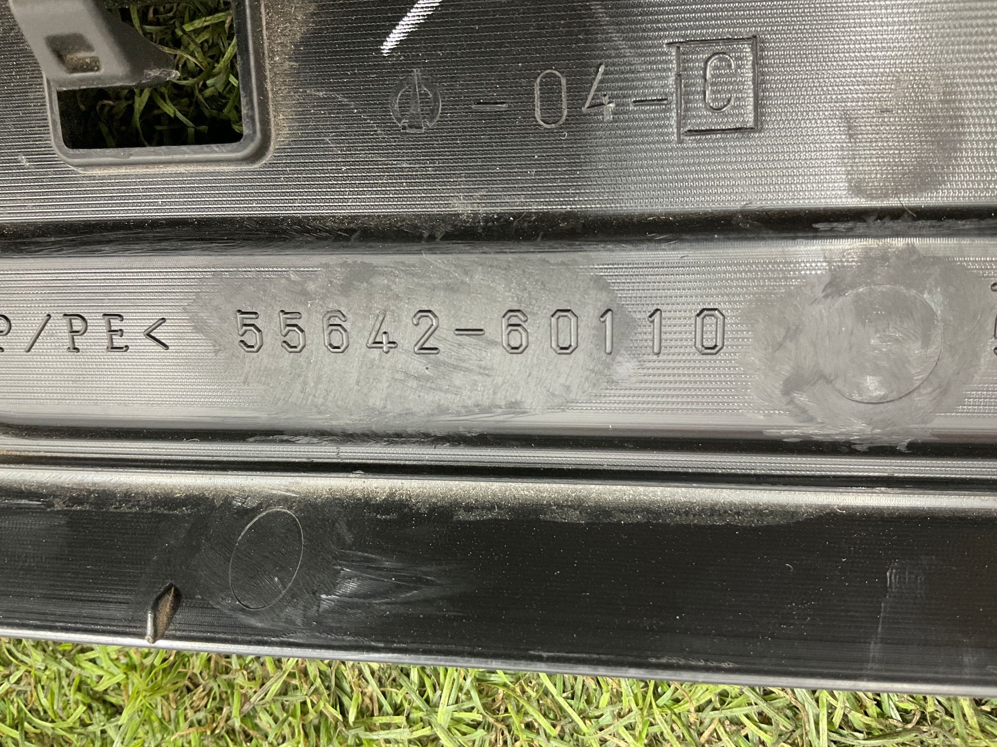 Накладка передней панели нижняя Toyota Land Cruiser 200 рестайлинг 2 (2015—2023) 2017, 1000 рублей, Москва