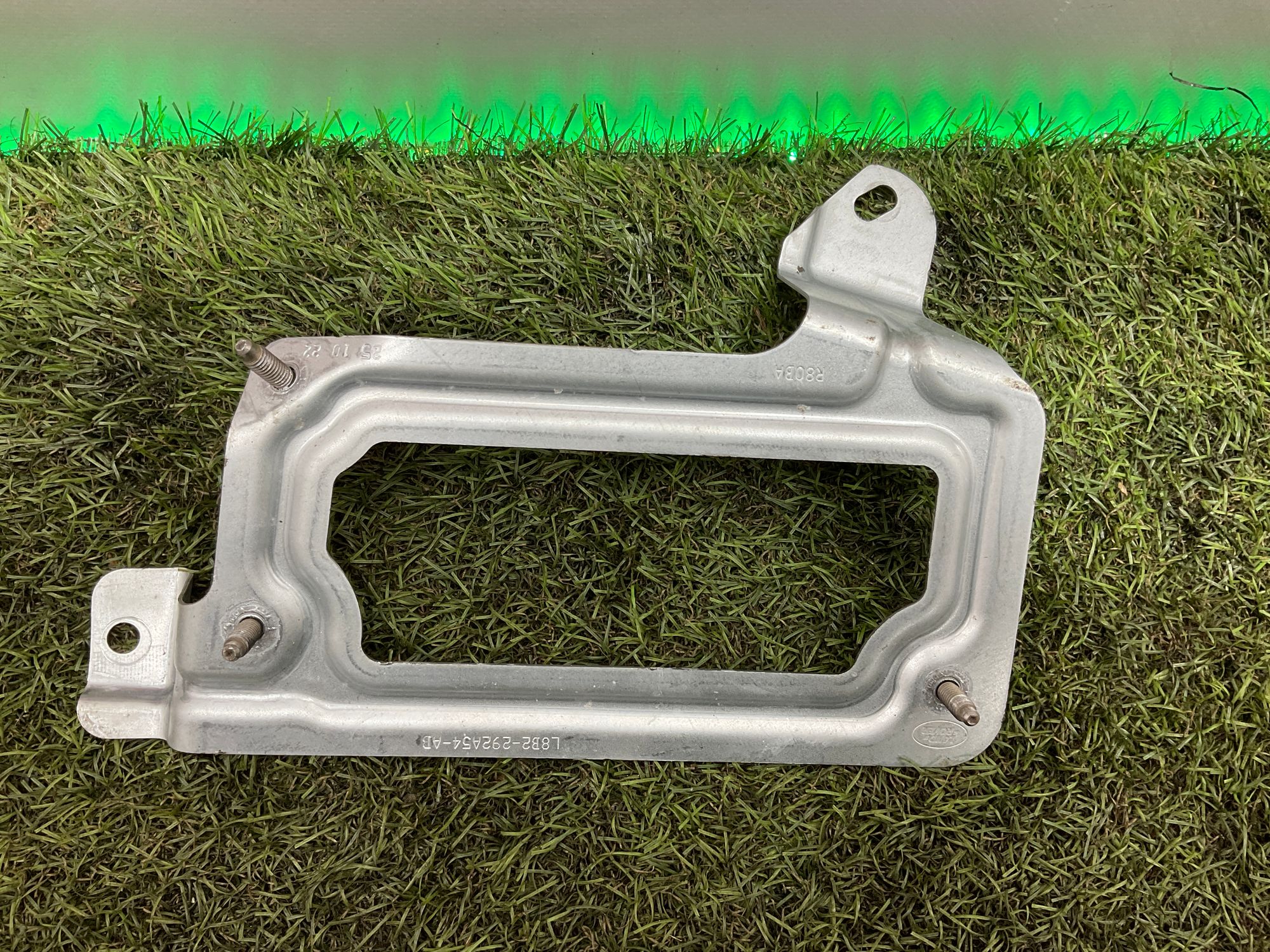 Кронштейн блока телематической системы Land Rover Defender II L663 2022, 2000 рублей, Москва