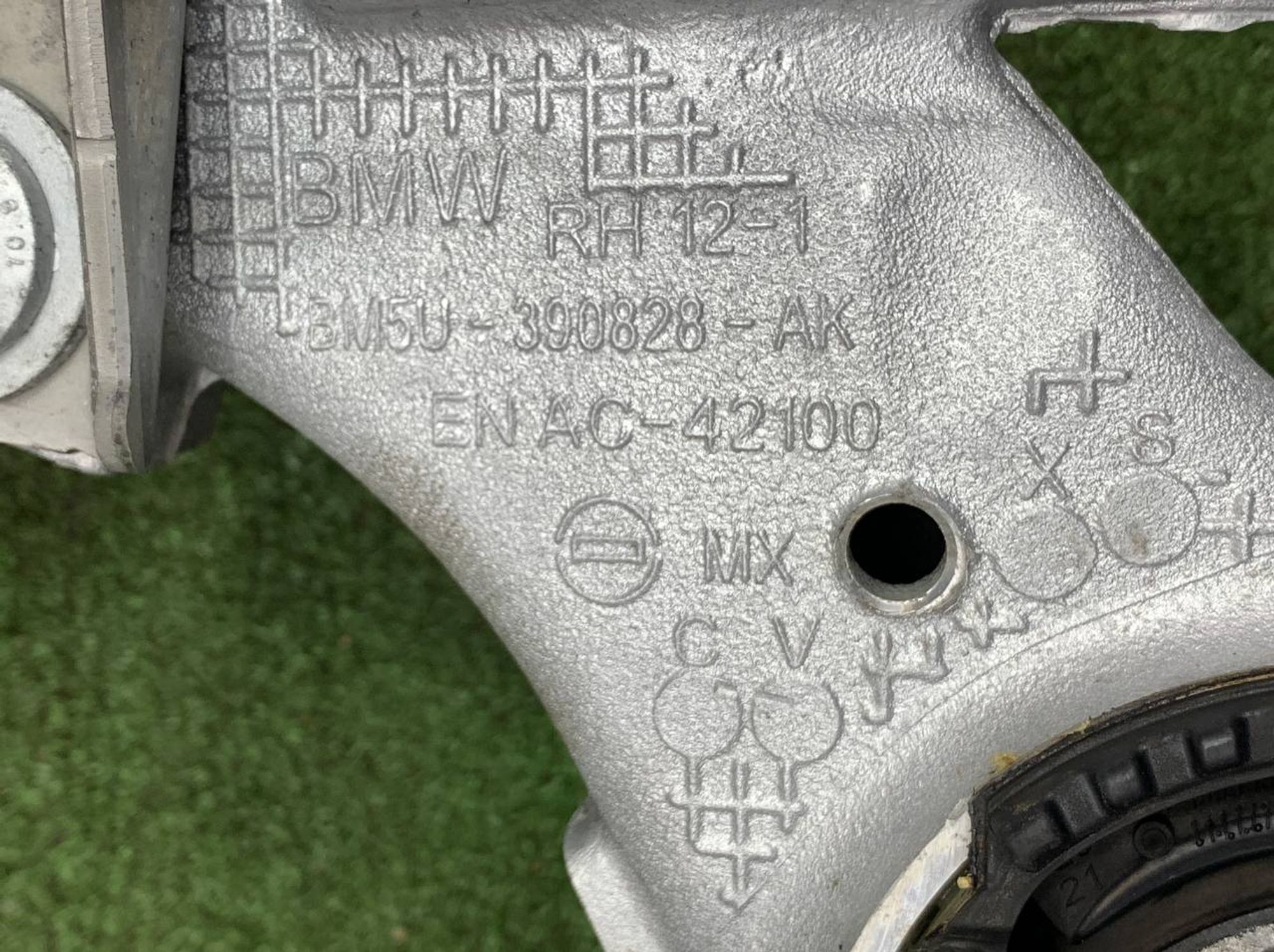 https://ycs.partsauto.market/partsauto-images/thmbs/userImages/h353NjtZg3VDP19b5HMt7LlpbQ93/part/d3414701-9643-47f5-b291-2c12f9d48532_1726154290064.jpg