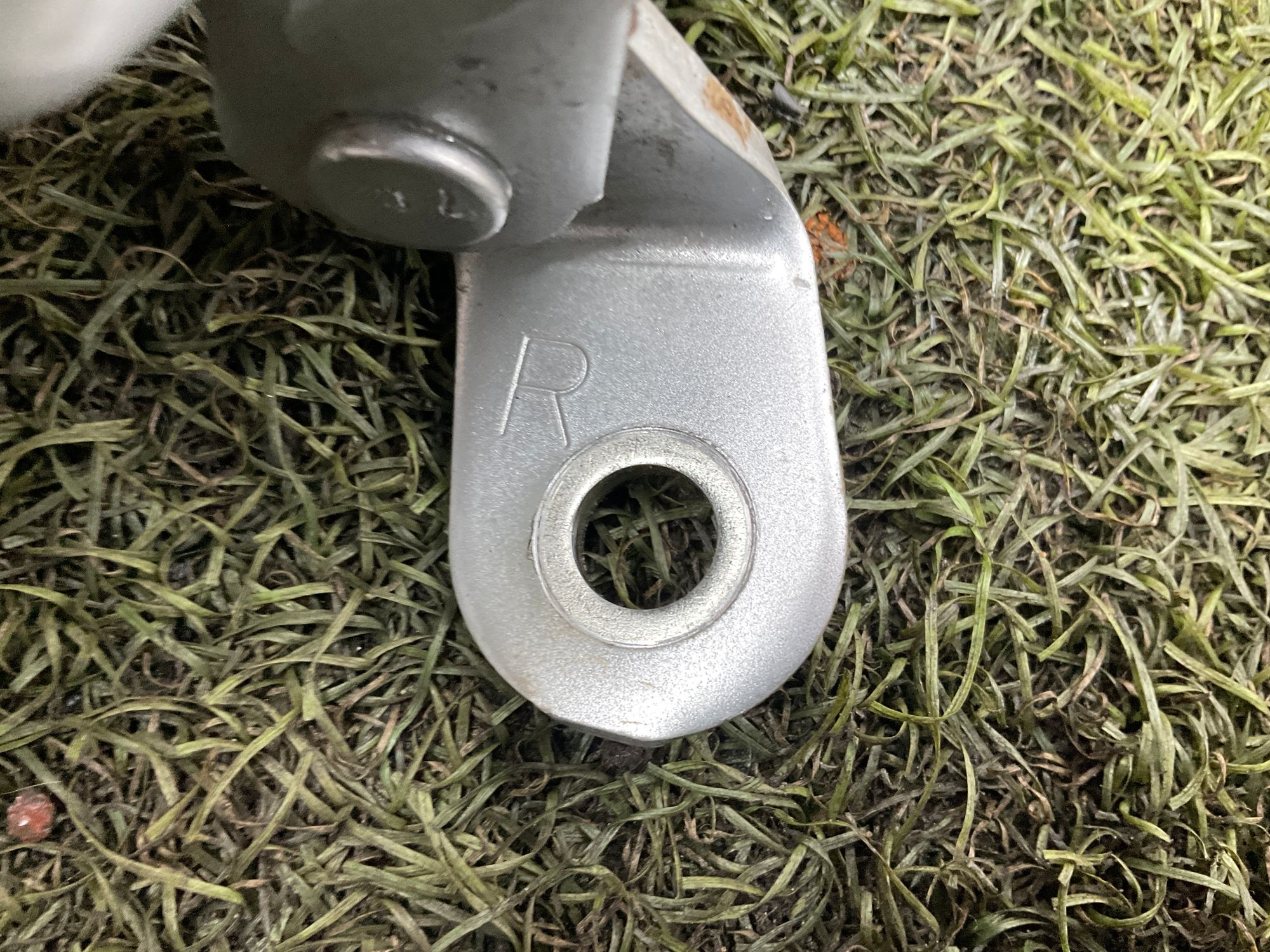 Петля двери правой передней Toyota Land Cruiser 200 рестайлинг 2 (2015—2023) 2017, 2000 рублей, Москва