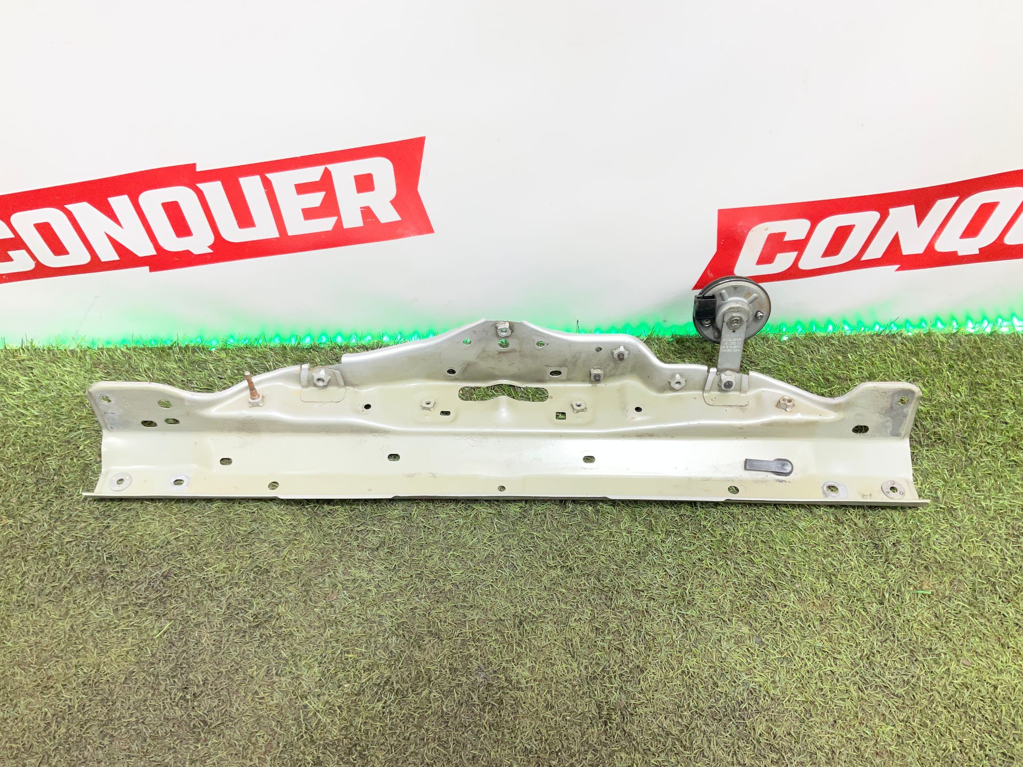 Рамка телевизора верхняя Toyota Land Cruiser 200 рестайлинг 2 (2015—2023) 2017, 3000 рублей, Москва