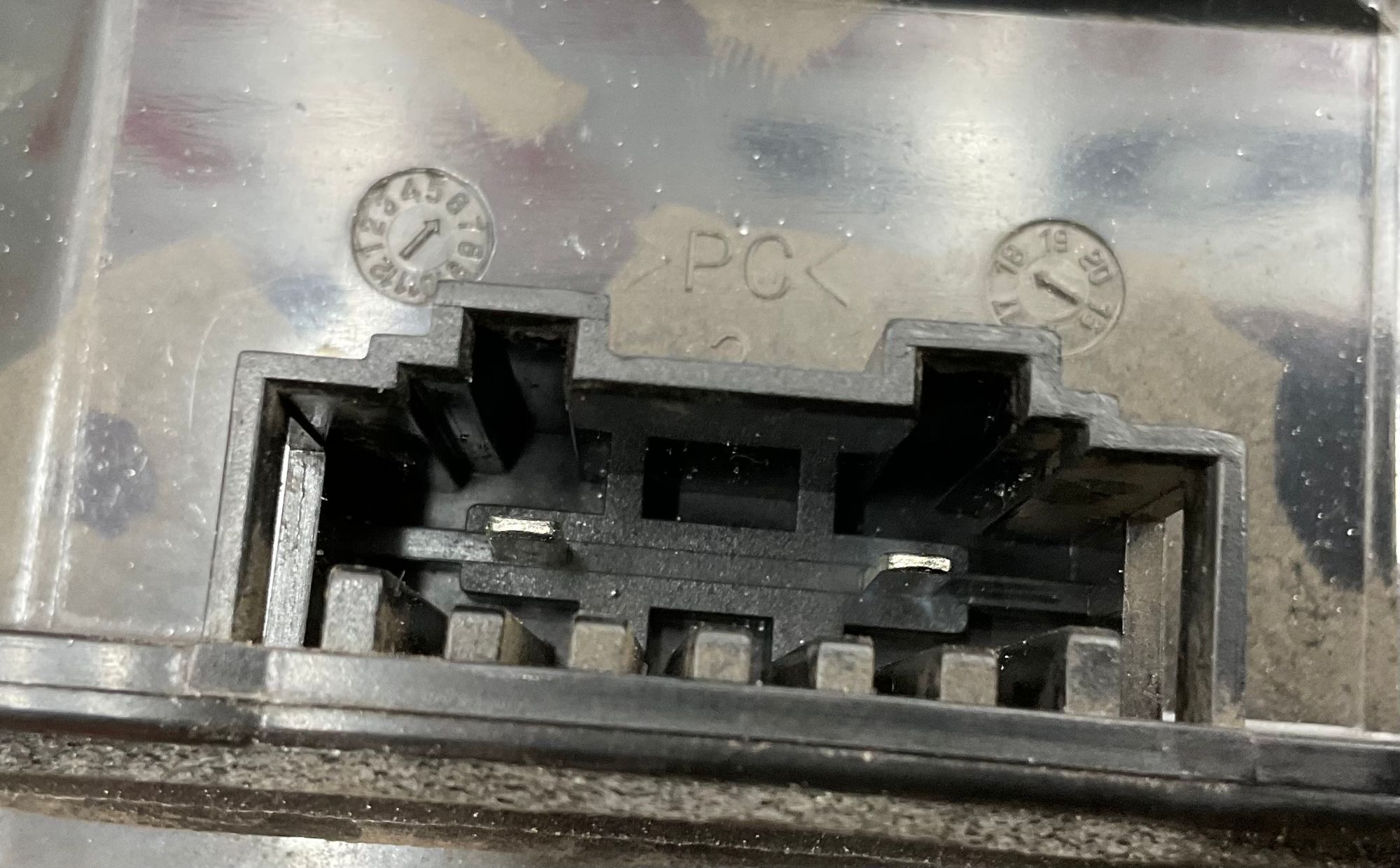 https://ycs.partsauto.market/partsauto-images/thmbs/userImages/h353NjtZg3VDP19b5HMt7LlpbQ93/part/d6898d84-4700-4bd3-9b84-e3e75151d91c_1786352203471.jpg