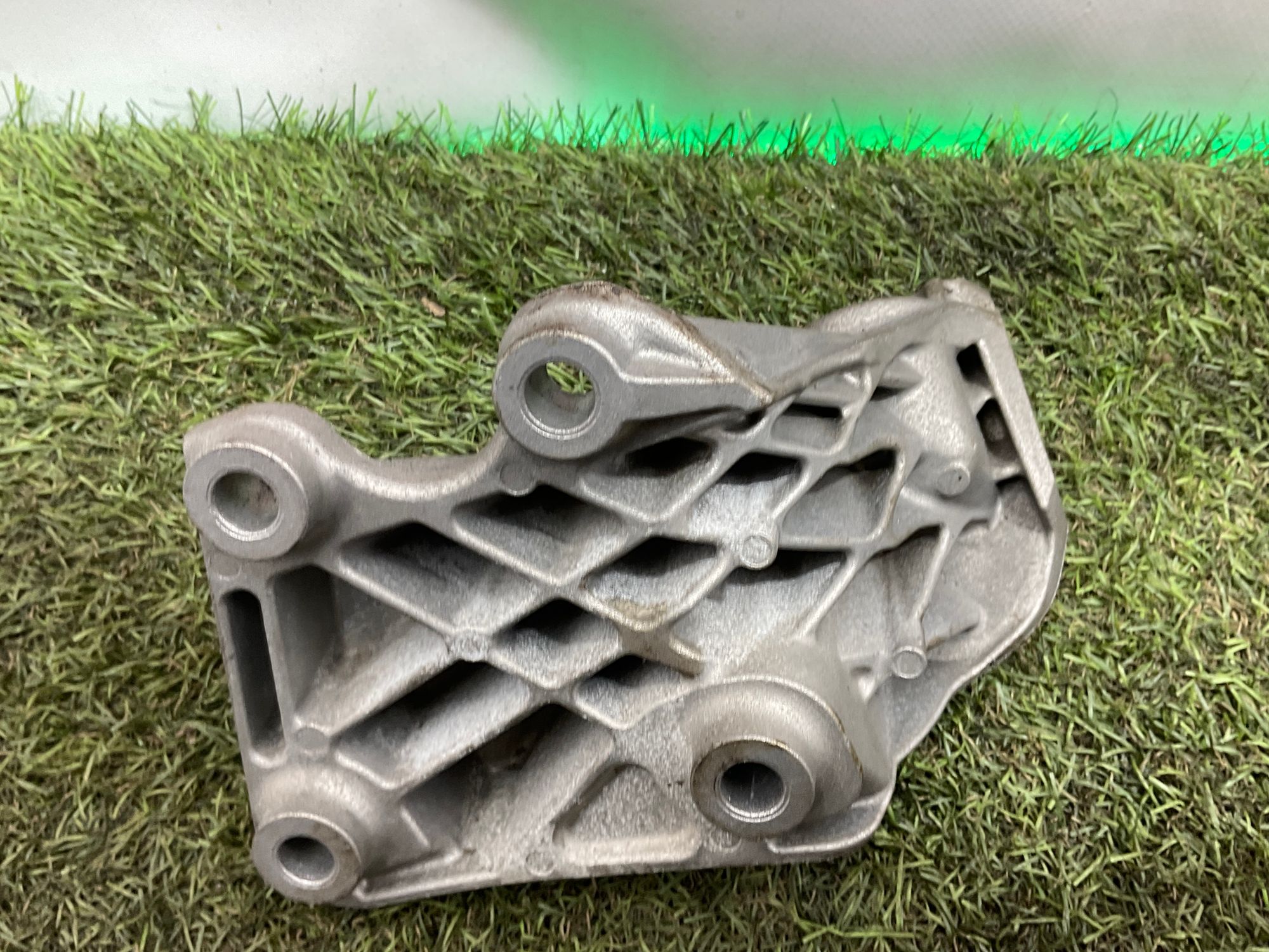 Кронштейн двигателя правый BMW M5, F90 2019, 8000 рублей, Москва