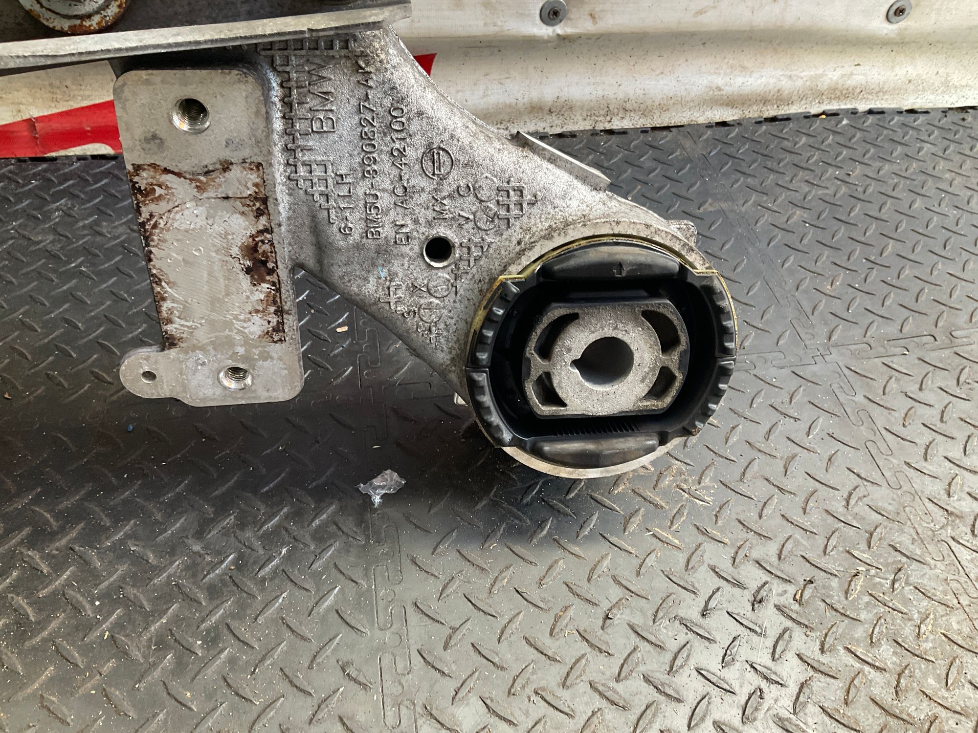 https://ycs.partsauto.market/partsauto-images/thmbs/userImages/h353NjtZg3VDP19b5HMt7LlpbQ93/part/d9f1d01d-2a18-4a66-9691-14be44dd5098_1742470429349.jpg