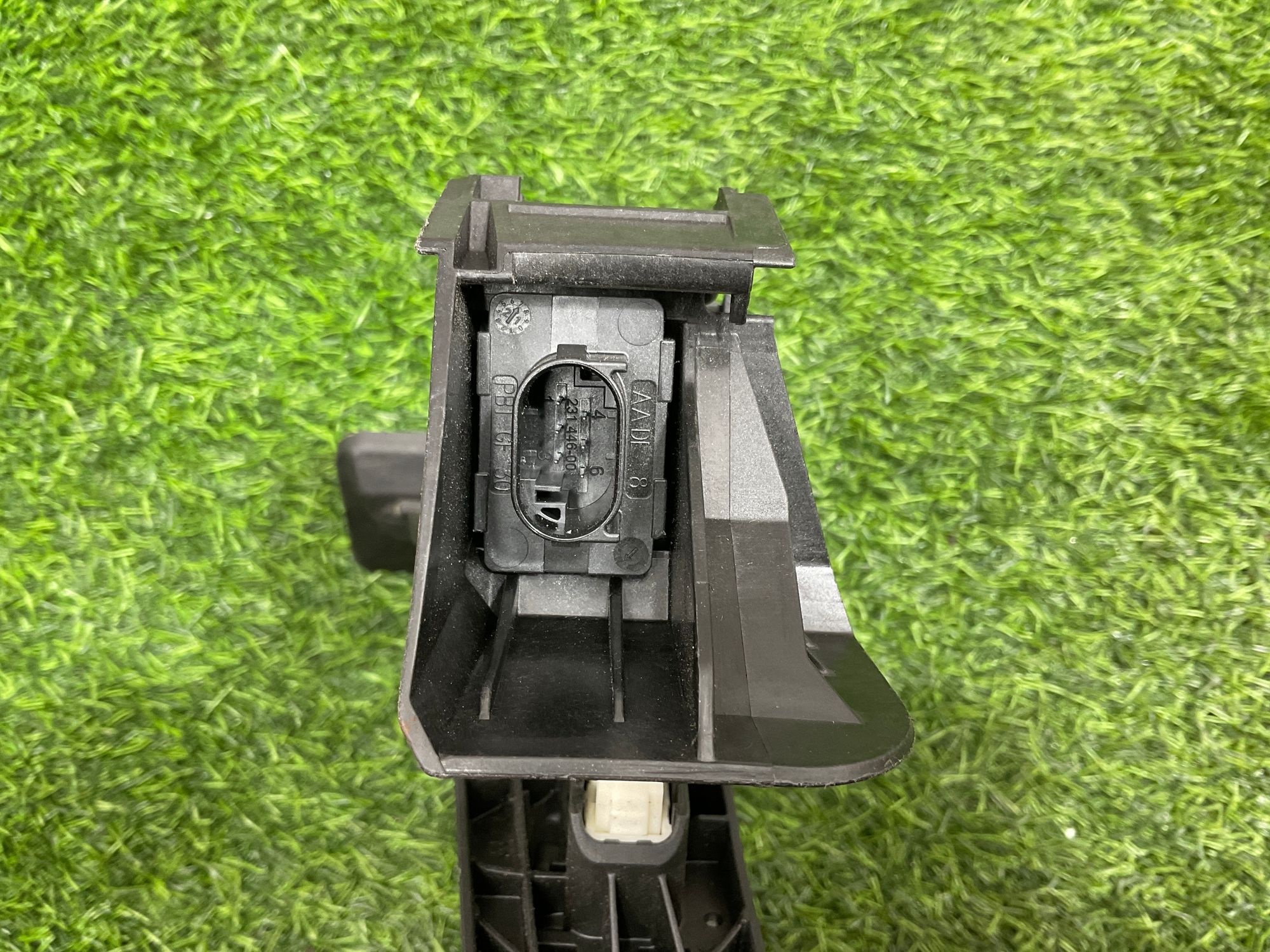 https://ycs.partsauto.market/partsauto-images/thmbs/userImages/h353NjtZg3VDP19b5HMt7LlpbQ93/part/da5883da-df64-4276-81ef-fc2b4652f16c_1734338768916.jpg