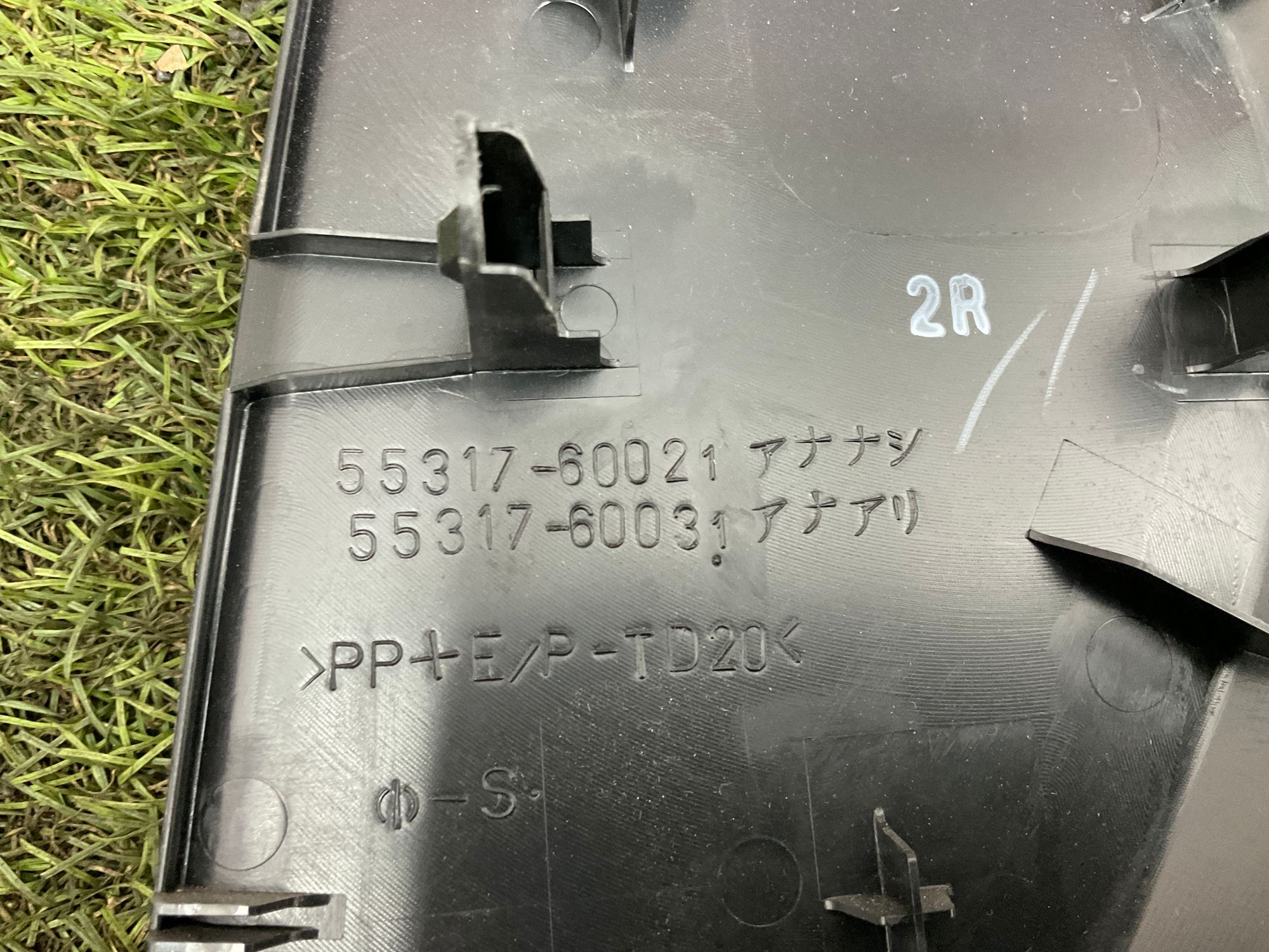 Накладка торпедо правая Toyota Land Cruiser 200 рестайлинг 2 (2015—2023) 2017, 1000 рублей, Москва