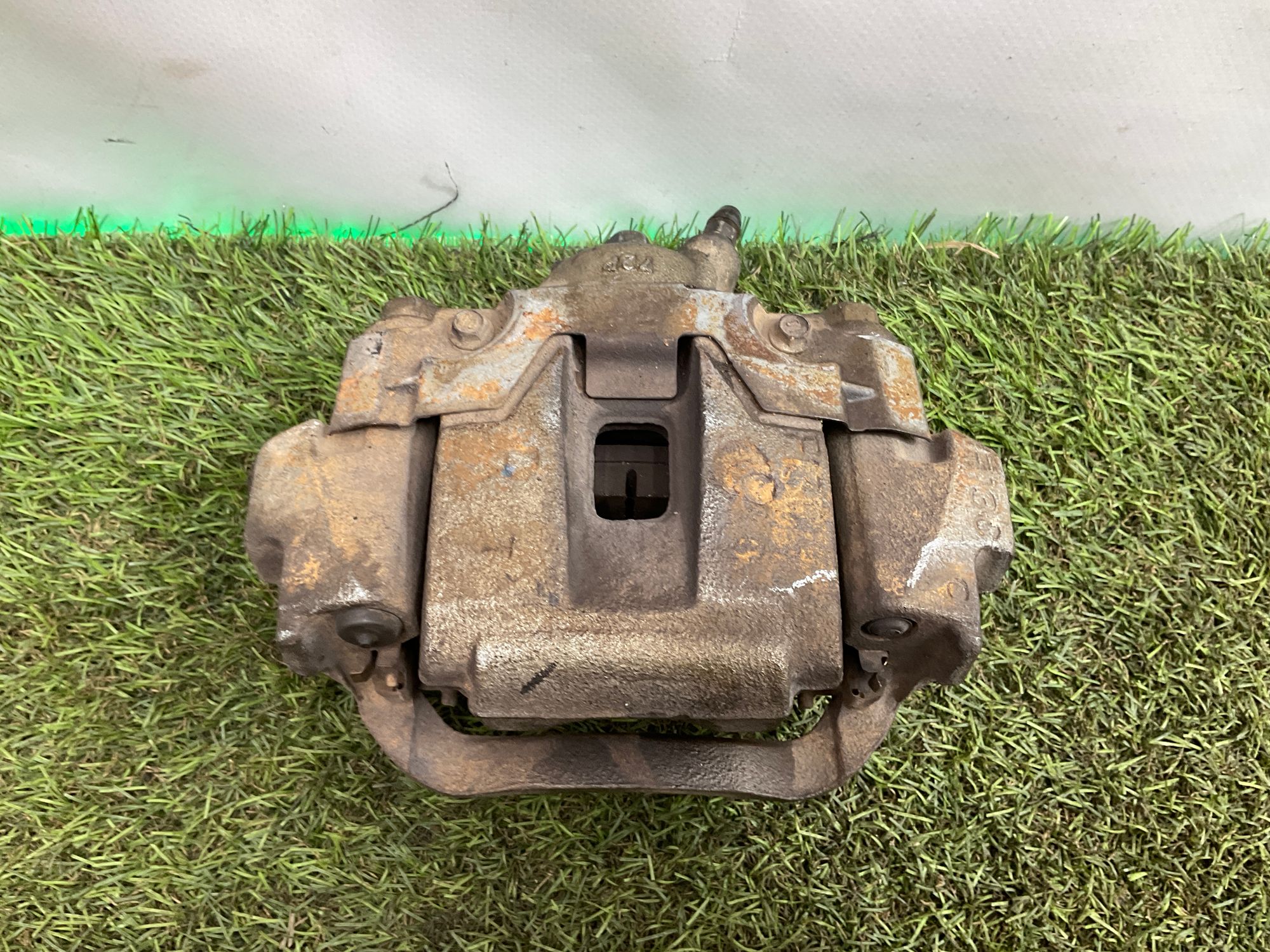 Суппорт тормозной задний правый Toyota Land Cruiser 200 рестайлинг 2 (2015—2023) 2017, 10000 рублей, Москва