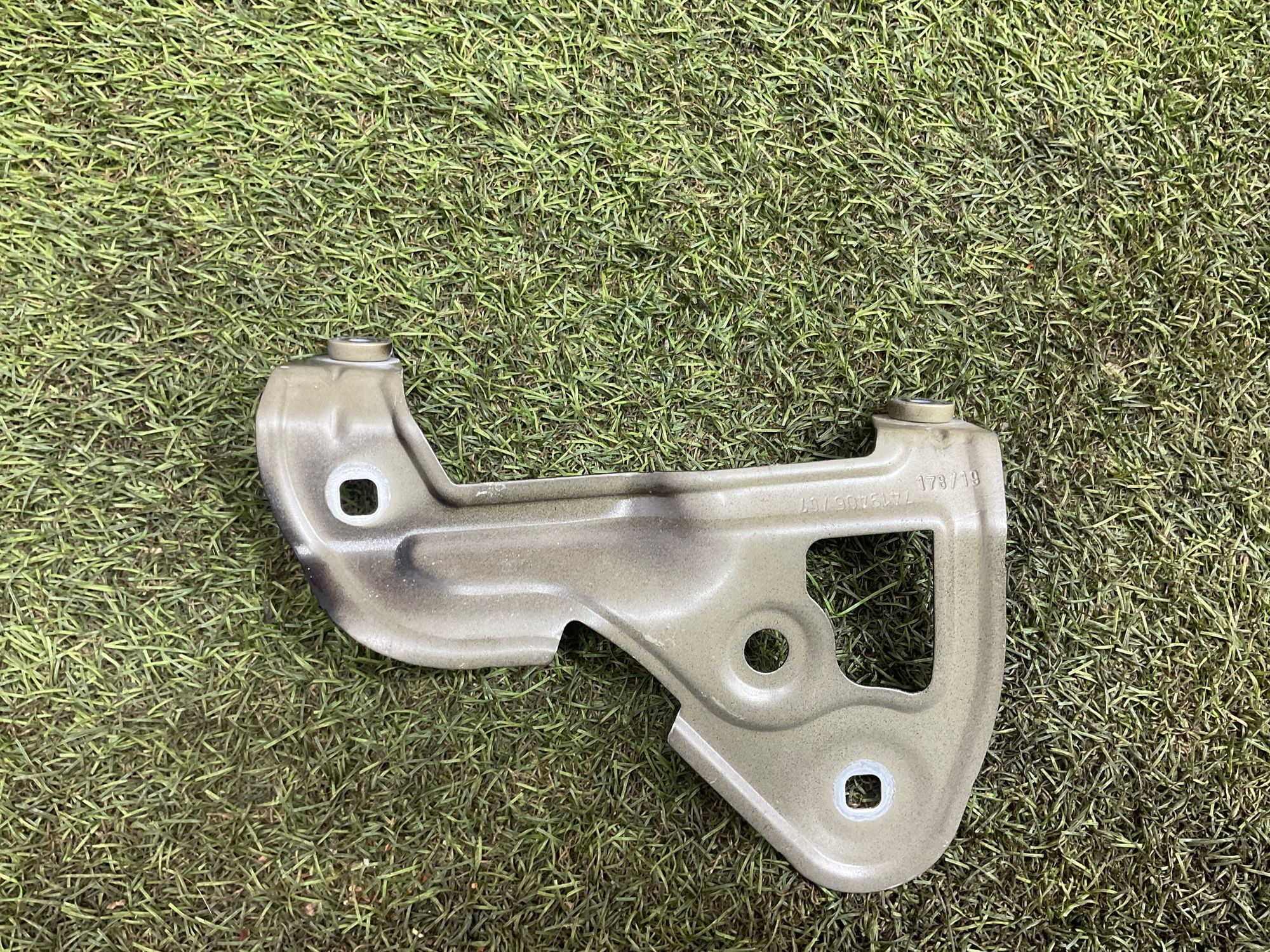 Кронштейн переднего крыла правый BMW 3 G20/G21 рестайлинг 2022, 2000 рублей, Москва