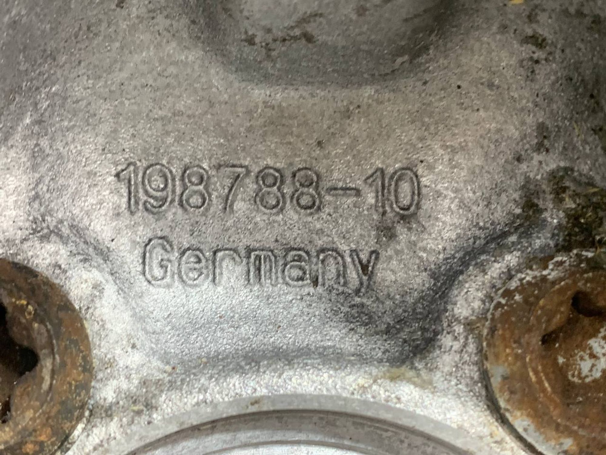 https://ycs.partsauto.market/partsauto-images/thmbs/userImages/h353NjtZg3VDP19b5HMt7LlpbQ93/part/e4782253-d8c3-43d1-bcb9-1ce5958ee2ed_1715849838382.jpg