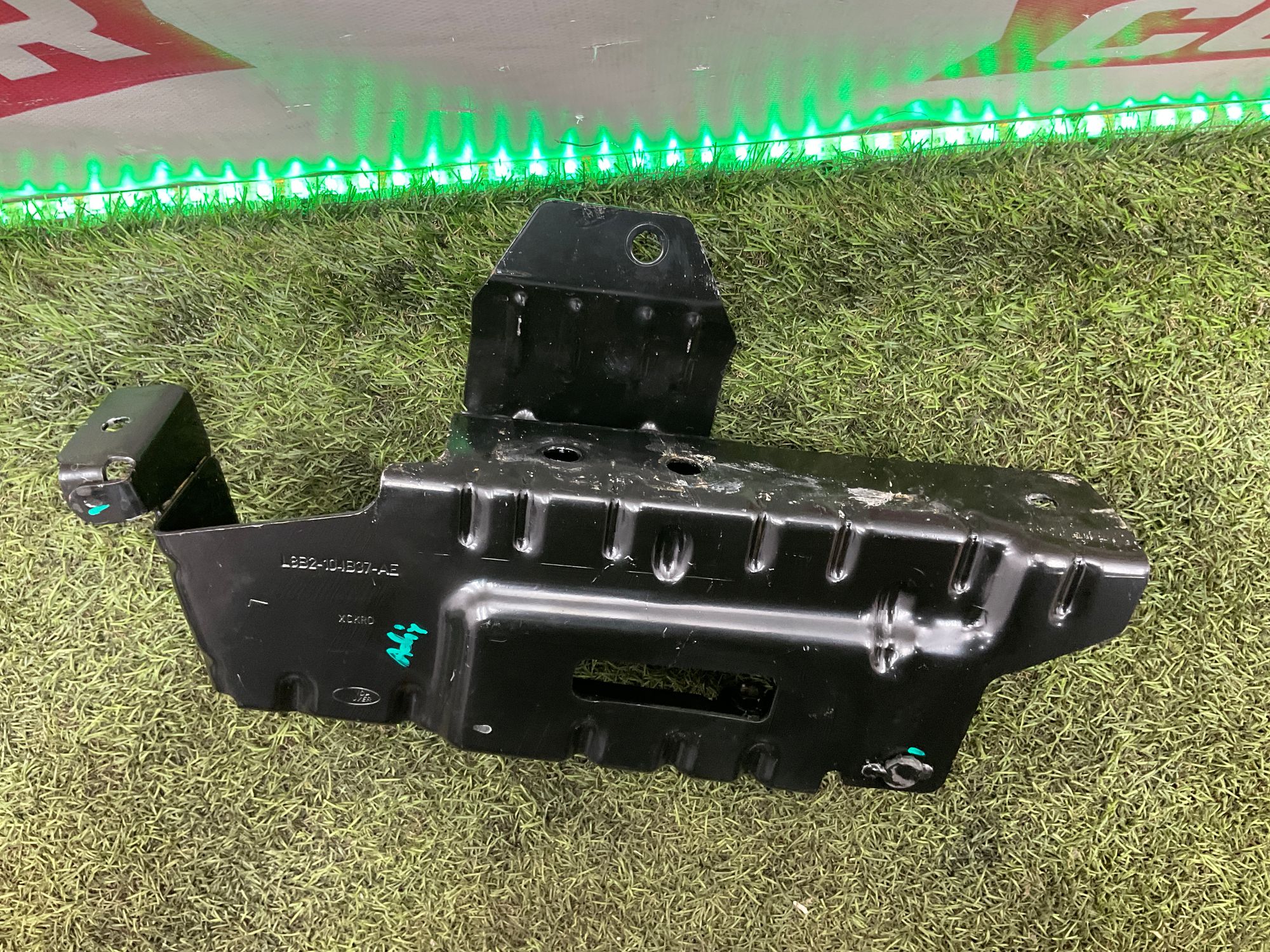 Крепление задней части кузова левое Land Rover Defender II L663 2022, 2000 рублей, Москва