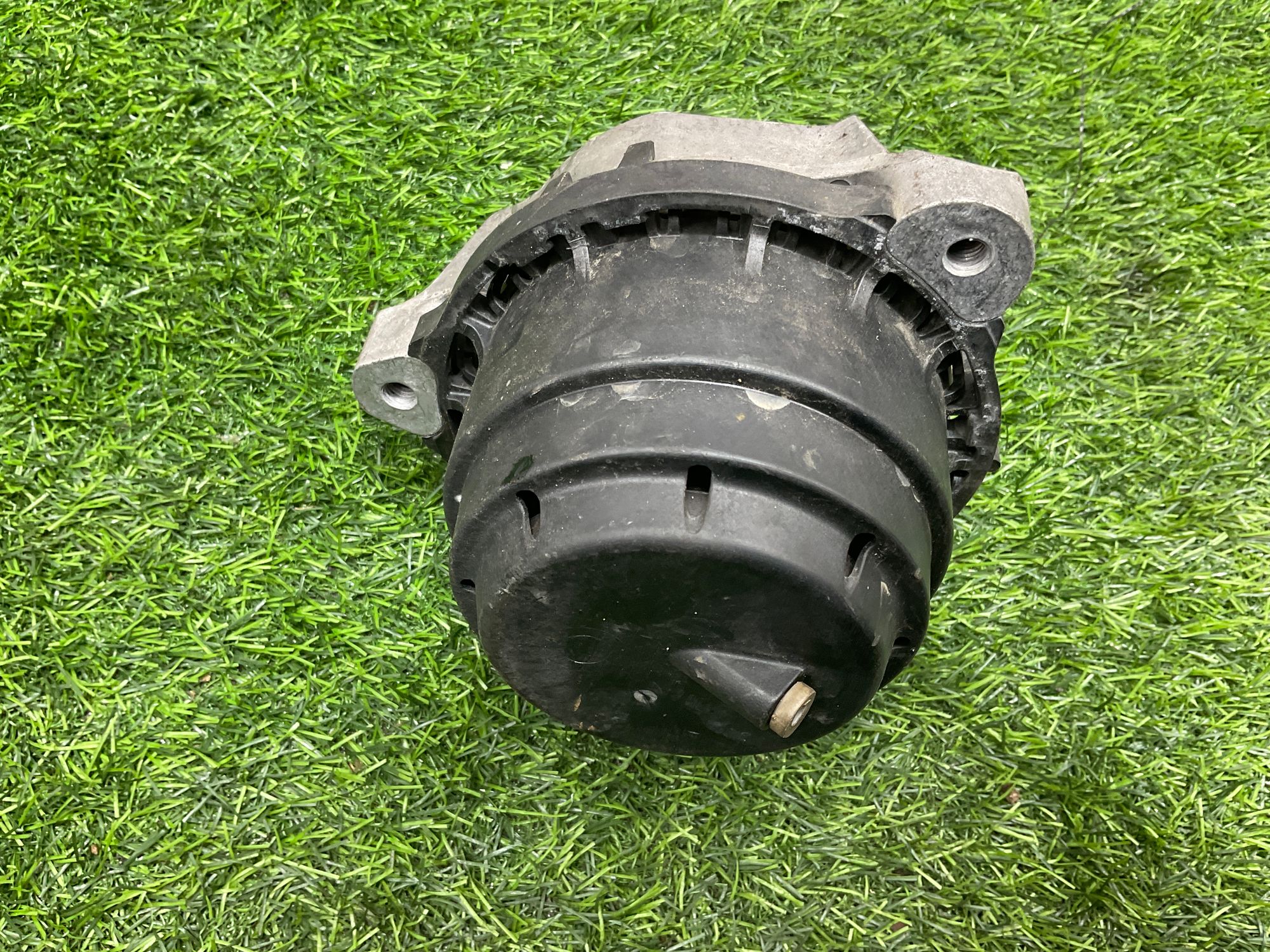 https://ycs.partsauto.market/partsauto-images/thmbs/userImages/h353NjtZg3VDP19b5HMt7LlpbQ93/part/e937a218-fe68-4725-bcf1-7a41178d6ab1_1733845315193.jpg