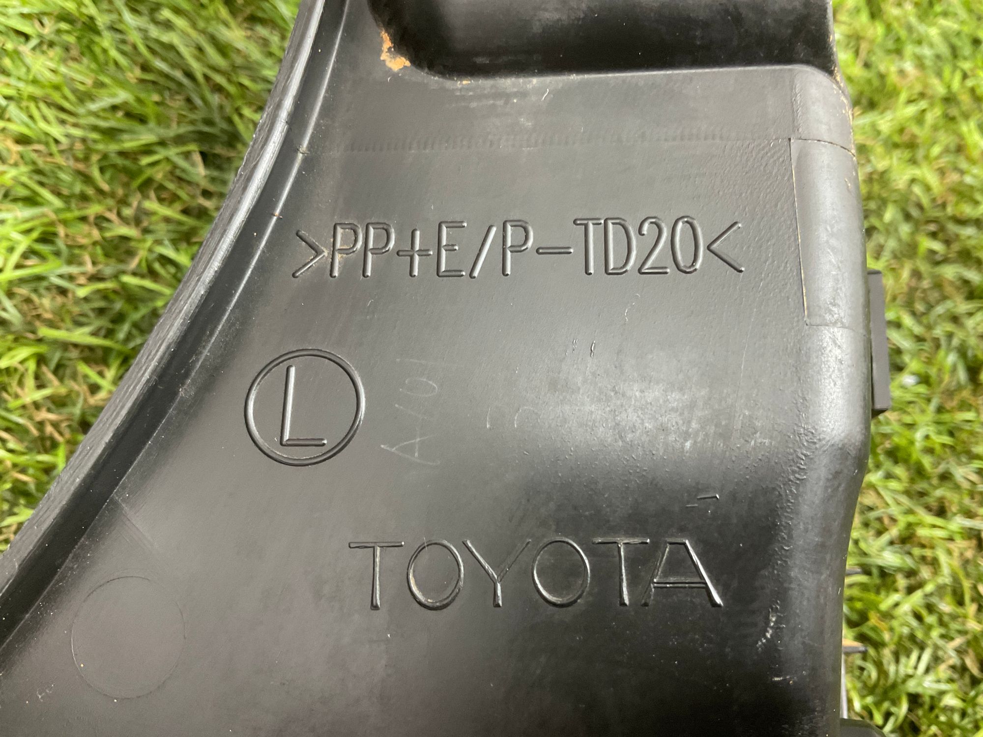 Накладка багажника левая Toyota Land Cruiser, 200 рестайлинг 2 (2015—2023), 1000 рублей, Москва