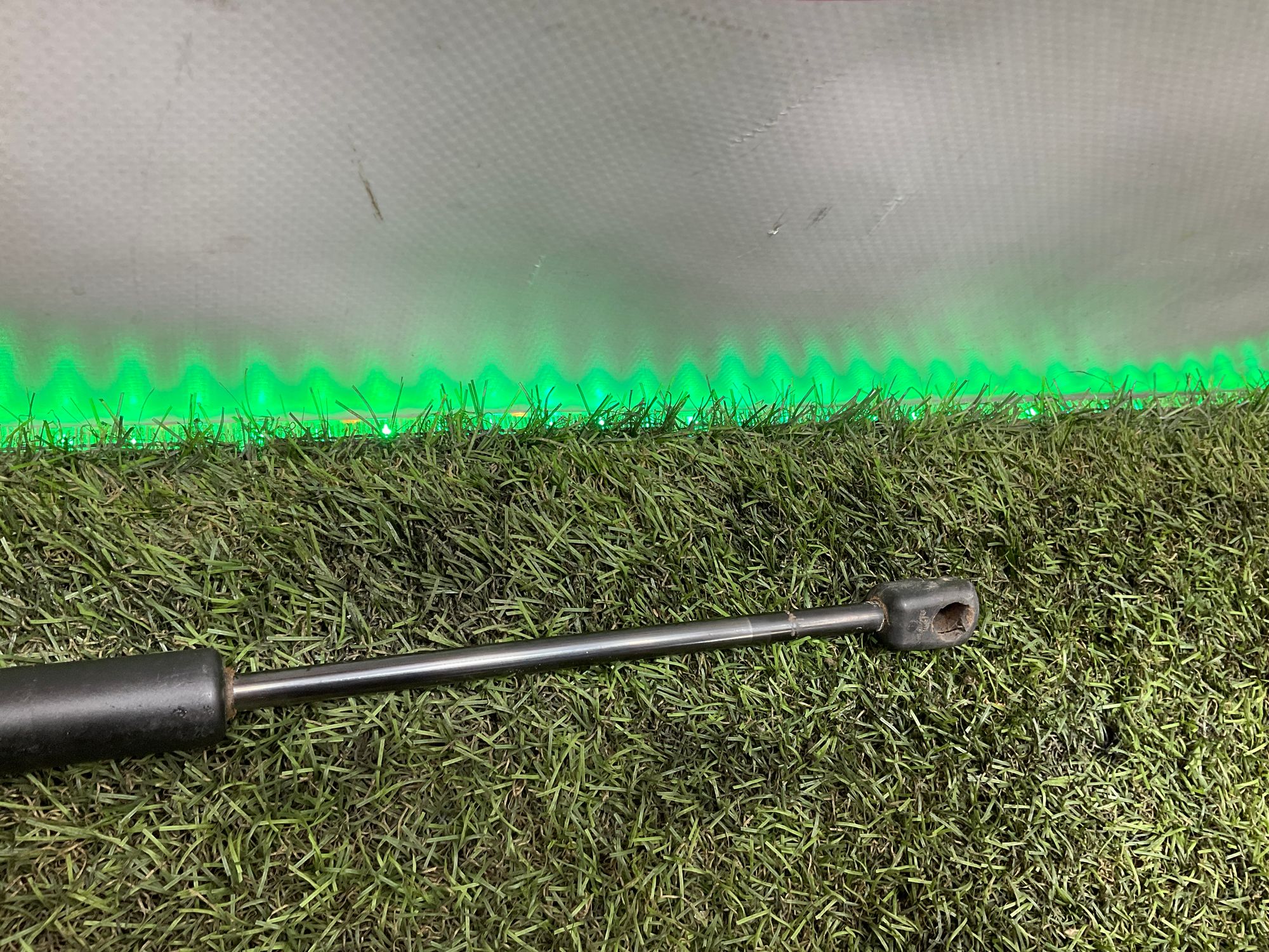 Амортизатор крышки багажника Toyota Land Cruiser 200 (2007—2012) 2012, 3000 рублей, Москва